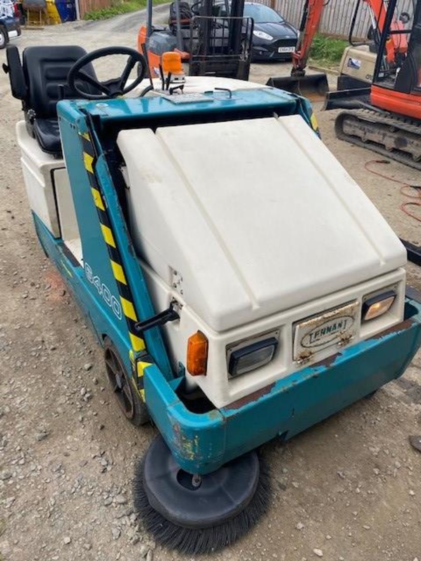 TENNANT 6400 RIDE ON SWEEPER, DIESEL KUBOTA ENGINE, STARTS, RUNS AND WORKS, 579 HOURS - Image 3 of 3