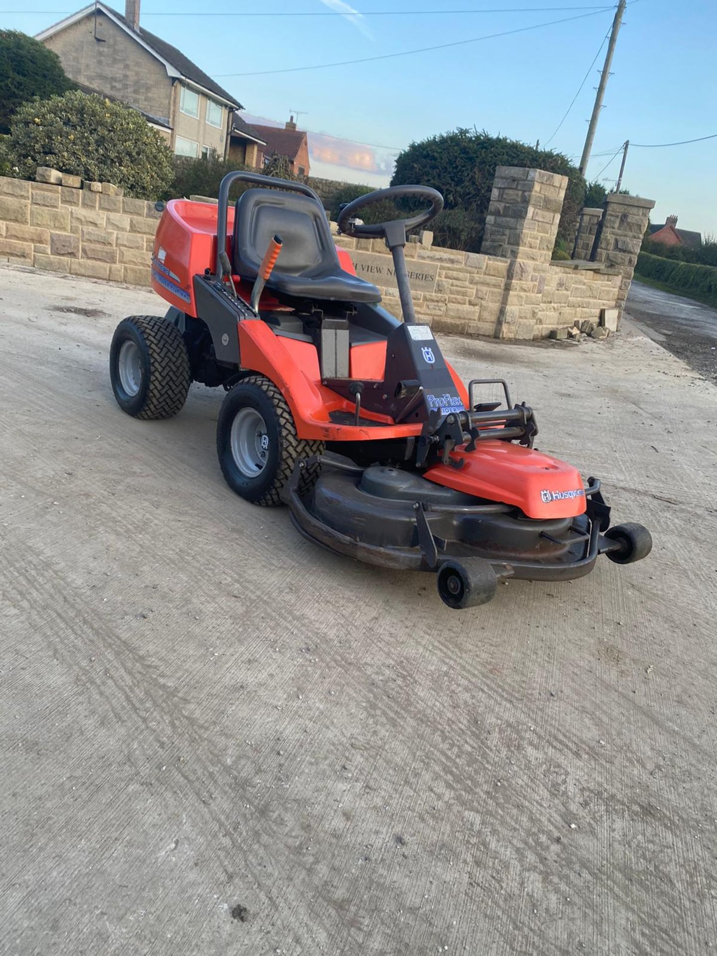 HUSQVARNA PRO FLEX RIDER RIDE ON LAWN MOWER, RUNS, DRIVES AND CUTS, CLEAN MACHINE, VERY LOW HOURS