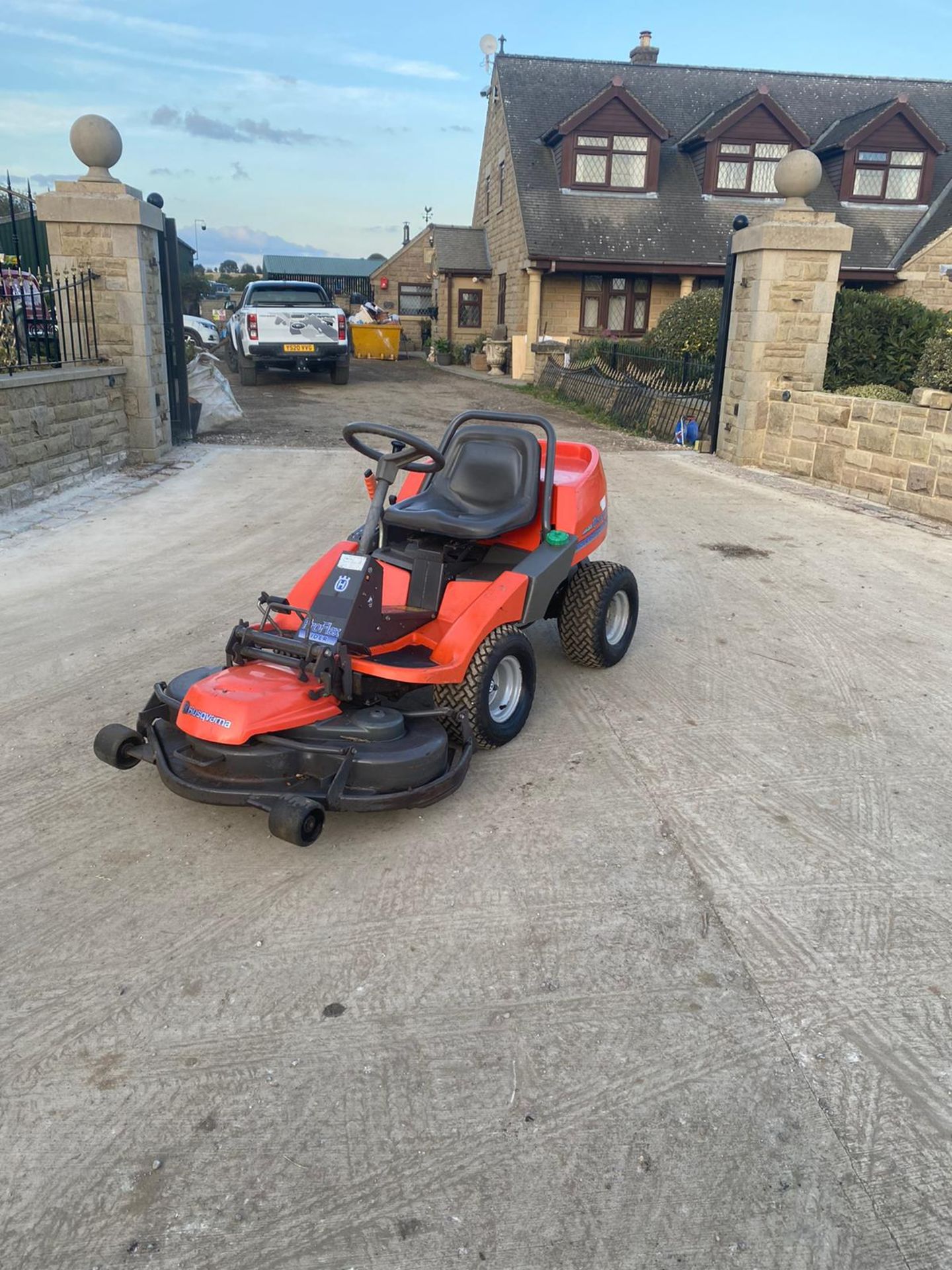 HUSQVARNA PRO FLEX RIDER RIDE ON LAWN MOWER, RUNS, DRIVES AND CUTS, CLEAN MACHINE, VERY LOW HOURS - Image 2 of 7