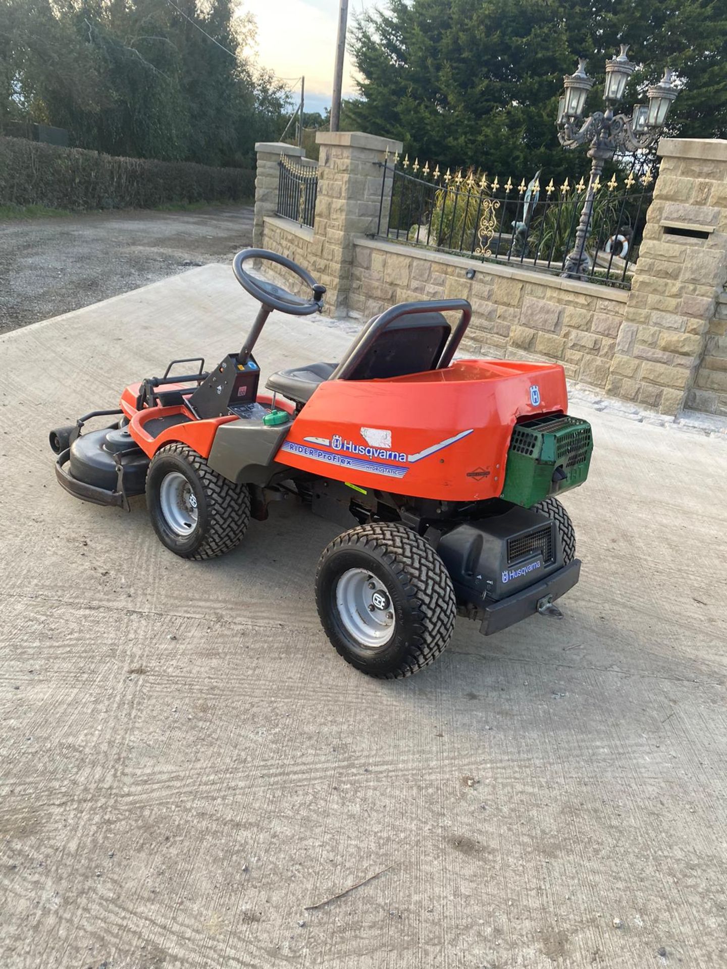 HUSQVARNA PRO FLEX RIDER RIDE ON LAWN MOWER, RUNS, DRIVES AND CUTS, CLEAN MACHINE, VERY LOW HOURS - Image 3 of 7