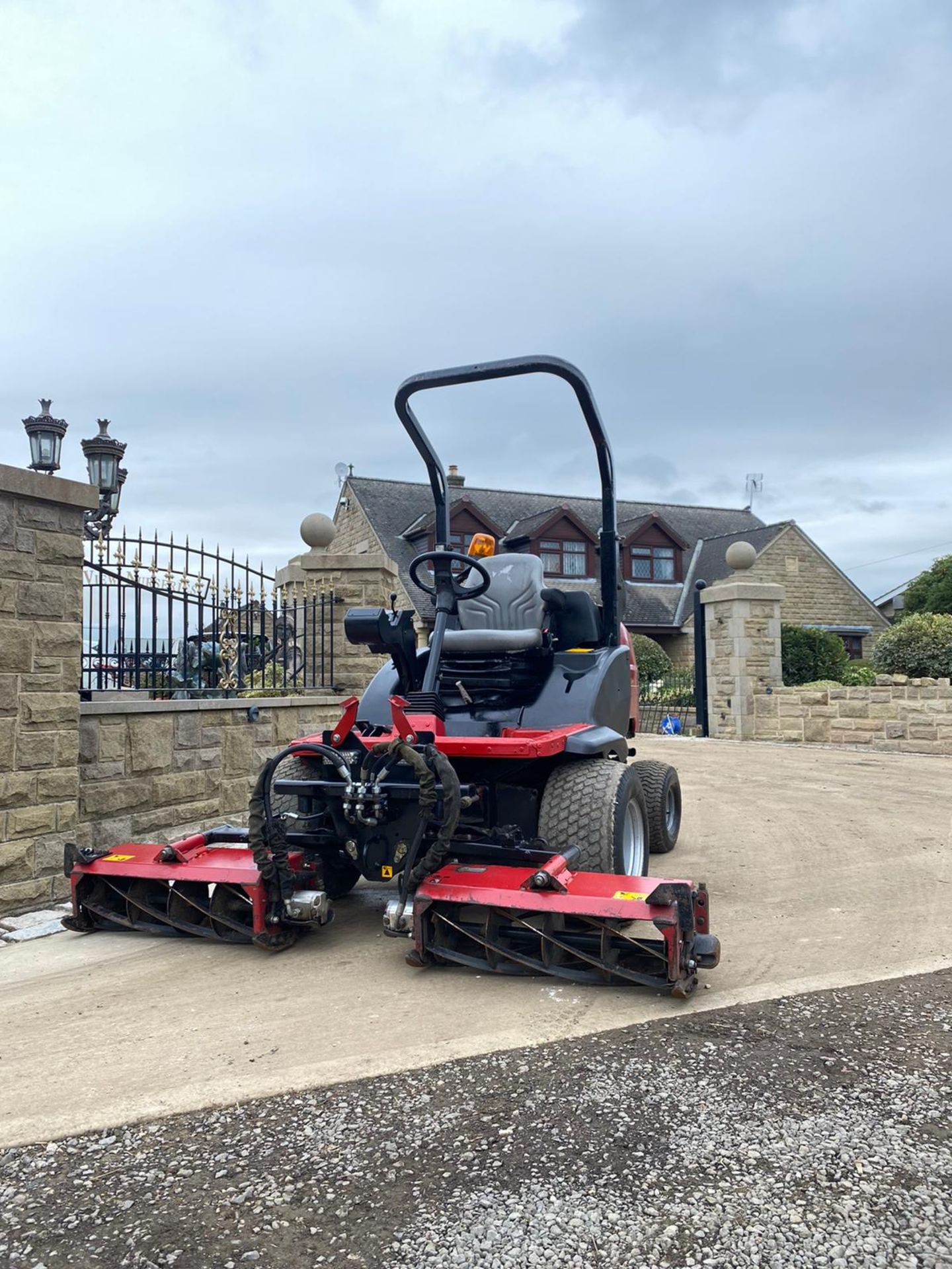 2014 TORO LT3340 CYLINDER MOWER, RUNS, WORKS AND CUTS, IN GOOD CONDITION, 4 WHEEL DRIVE *PLUS VAT* - Bild 3 aus 5