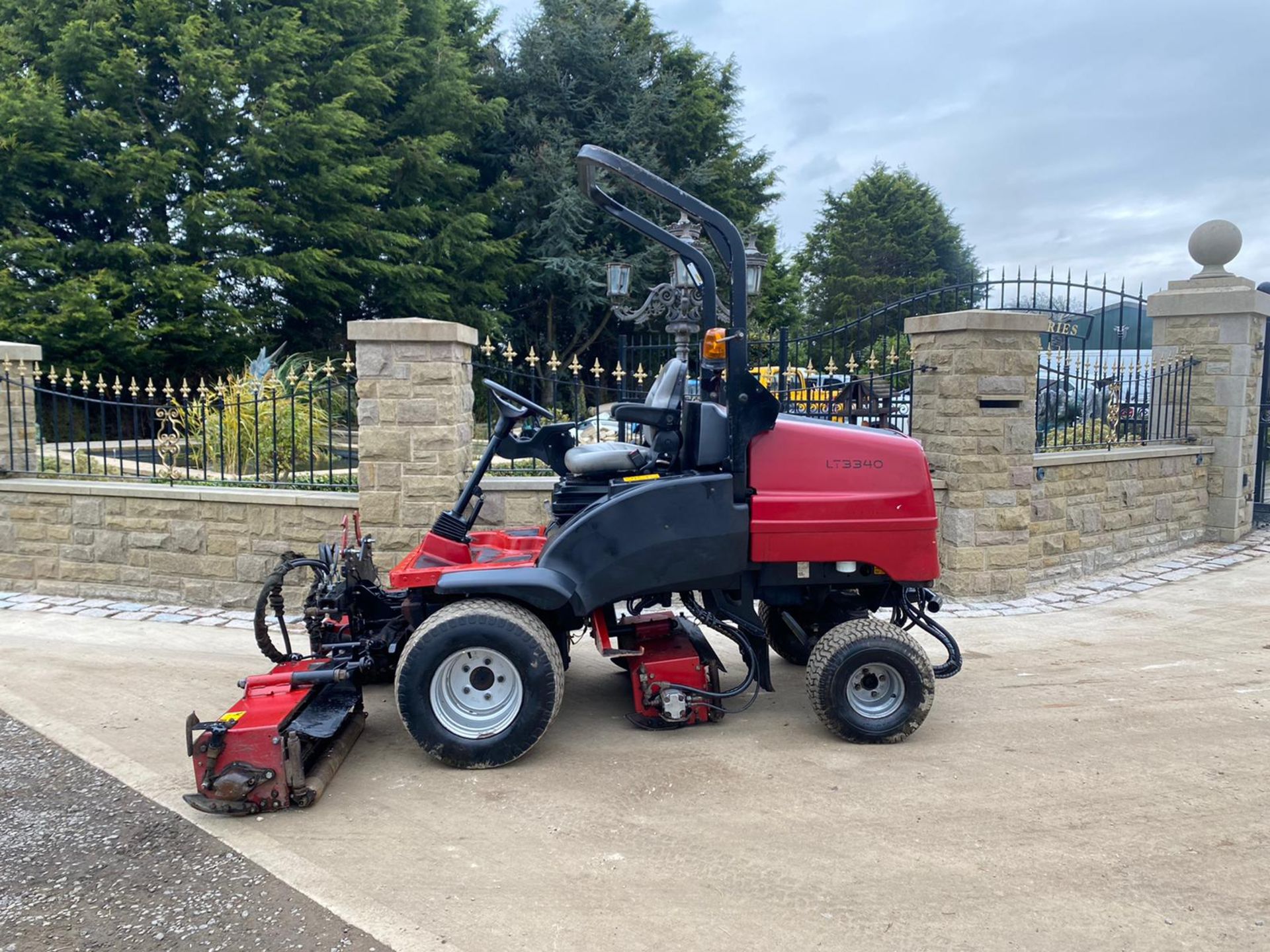 2014 TORO LT3340 CYLINDER MOWER, RUNS, WORKS AND CUTS, IN GOOD CONDITION, 4 WHEEL DRIVE *PLUS VAT*