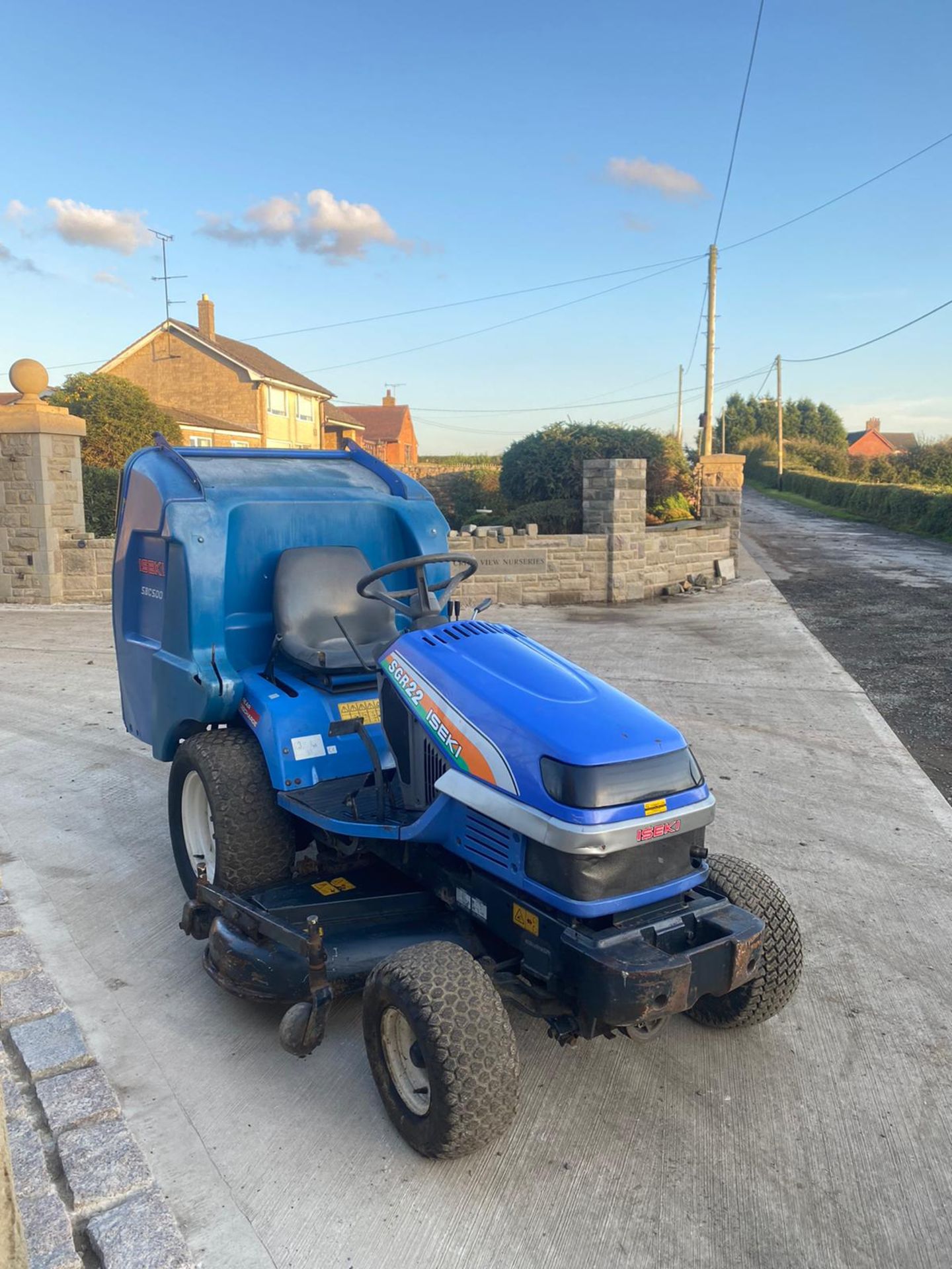 ISEKI SGR22 RIDE ON LAWN MOWER, RUNS AND WORKS, CUTS AND COLLECTS WELL, LOW HOURS ONLY 860 *NO VAT* - Image 2 of 8