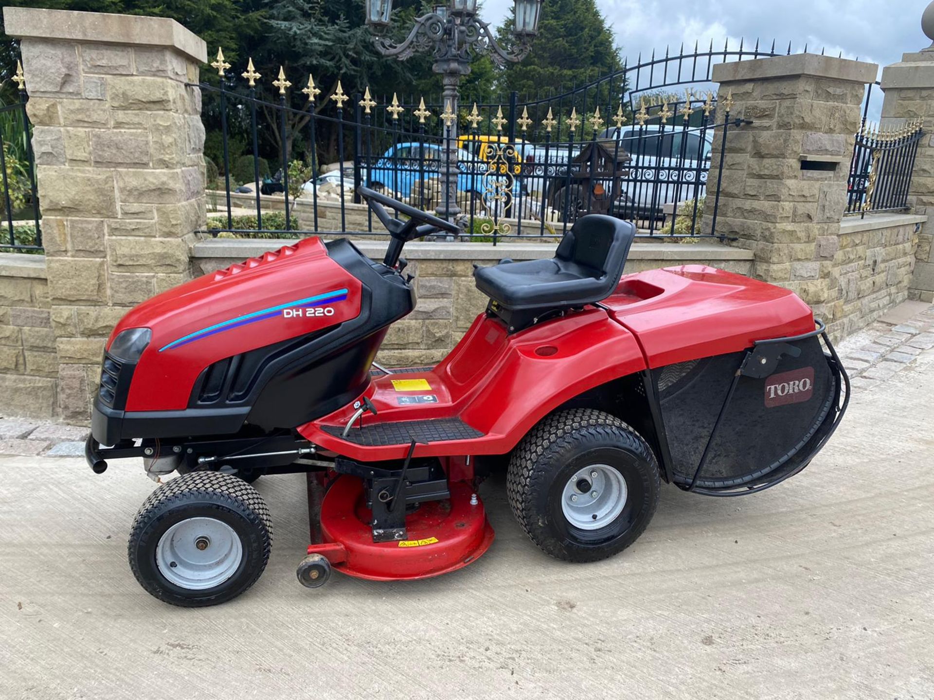 TORO DH220 RIDE ON LAWN MOWER, VERY GOOD CONDITION, V TWIN 22HP ENGINE, RUNS, WORKS & CUTS *NO VAT*