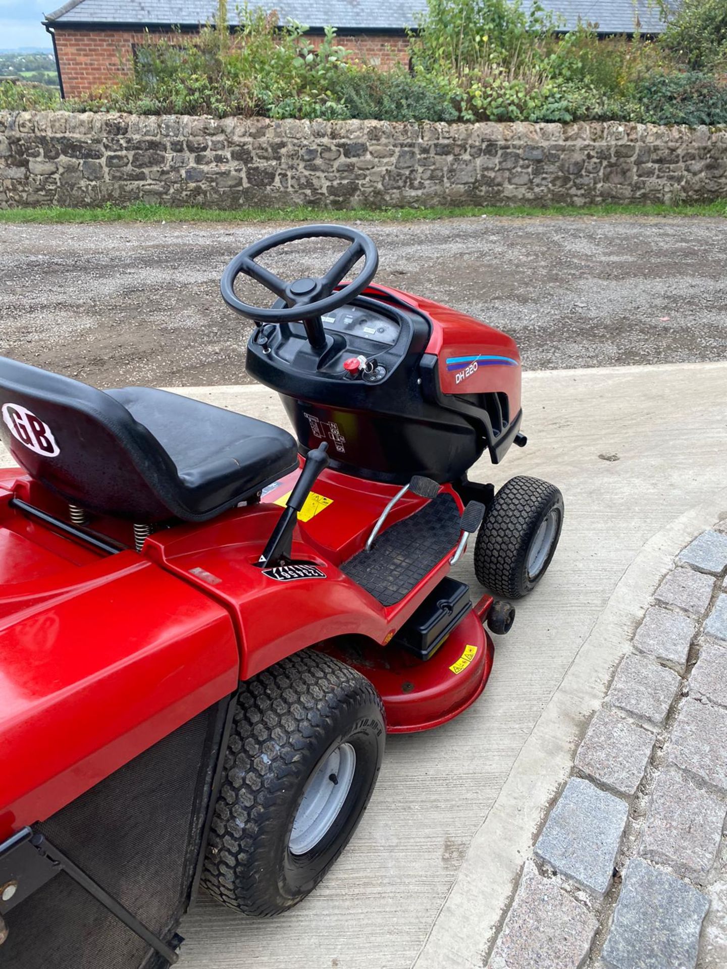 TORO DH220 RIDE ON LAWN MOWER, VERY GOOD CONDITION, V TWIN 22HP ENGINE, RUNS, WORKS & CUTS *NO VAT* - Image 5 of 6