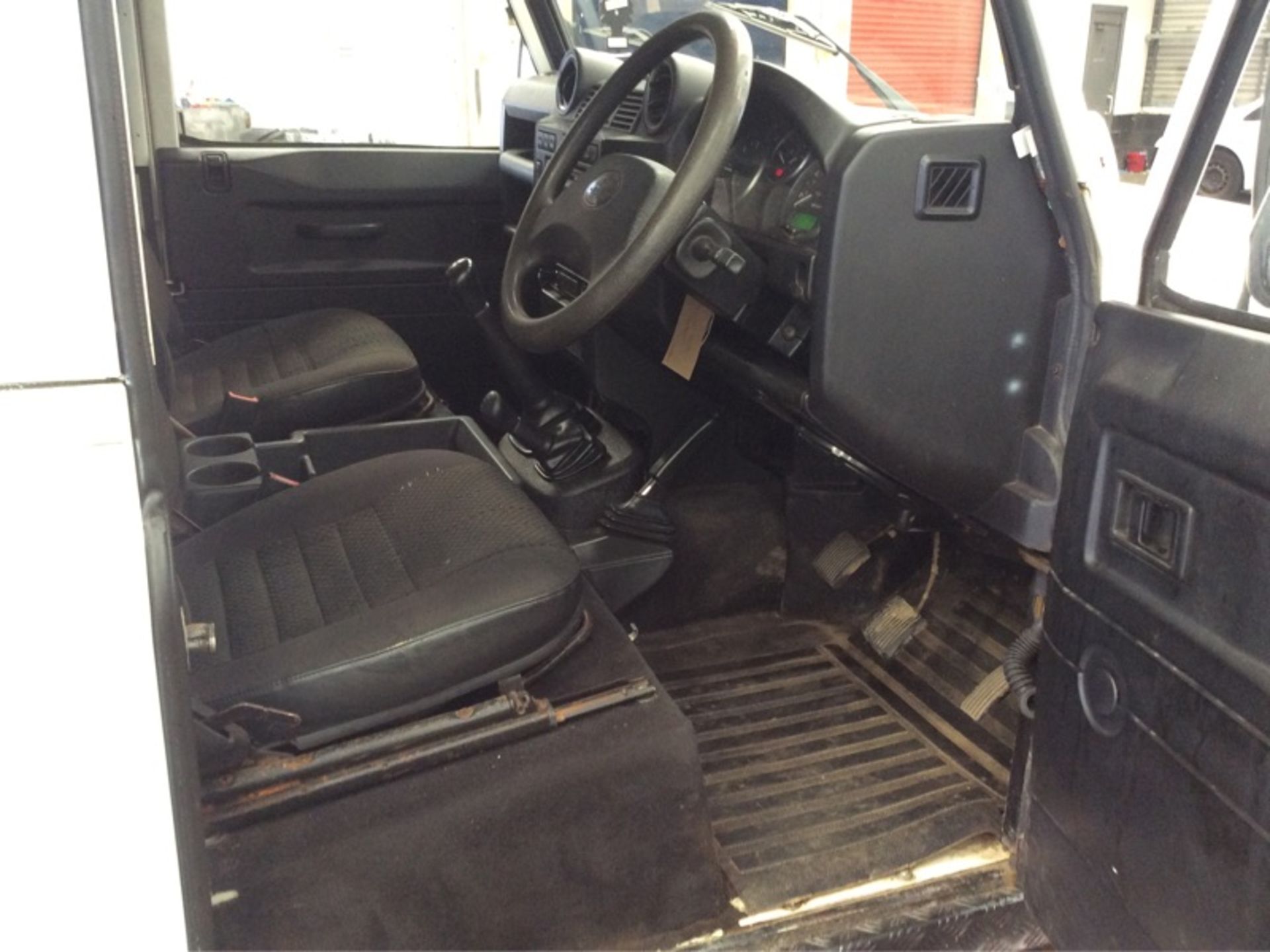 2008/08 REG LAND ROVER 110 DEFENDER DCB HARD TOP LWB 2.4 DIESEL, SHOWING 2 FORMER KEEPERS *NO VAT* - Image 6 of 8