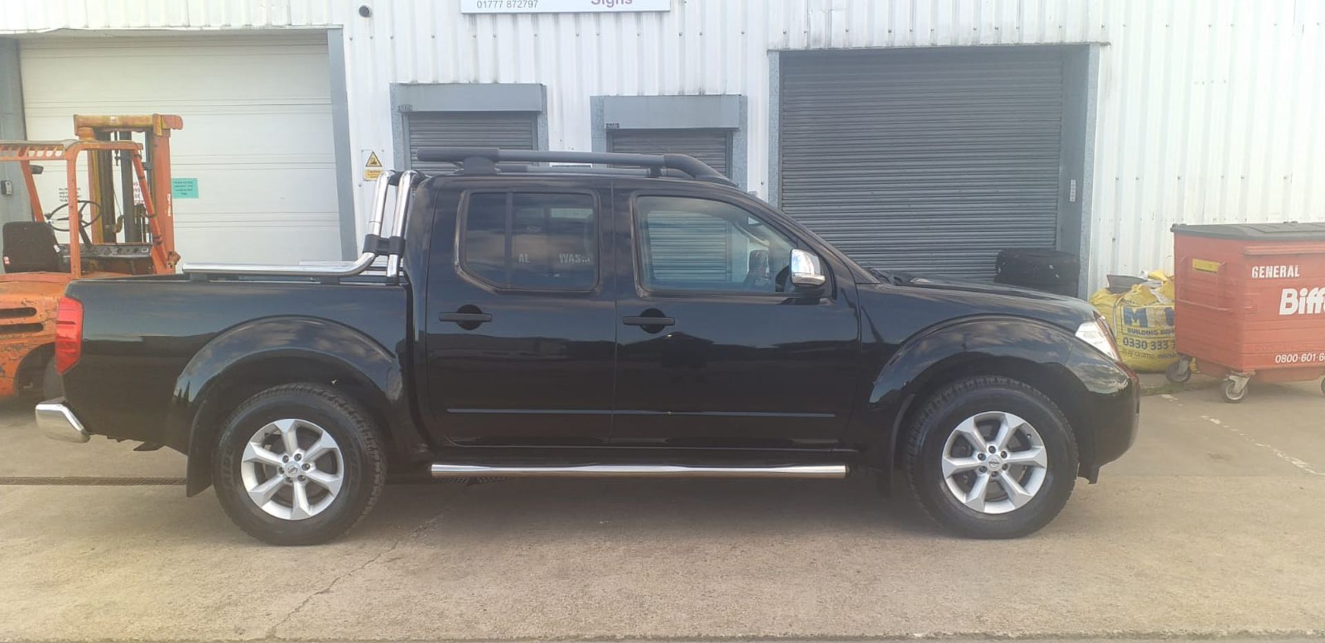 2011/11 REG NISSAN NAVARA TEKNA D/C DCI 188 2.5 DIESEL AUTOMATIC, SHOWING 5 FORMER KEEPERS