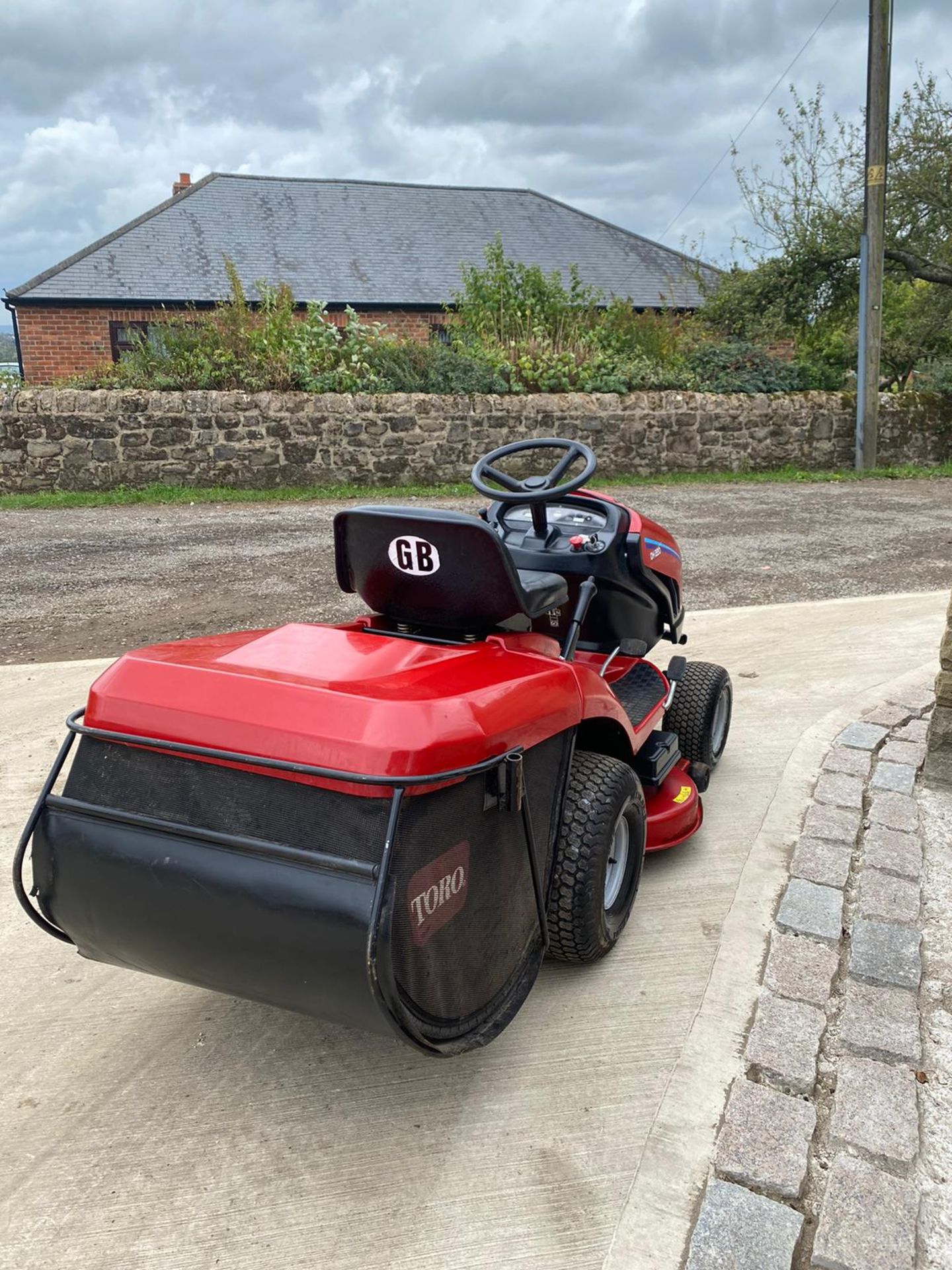 TORO DH220 RIDE ON LAWN MOWER, VERY GOOD CONDITION, V TWIN 22HP ENGINE, RUNS, WORKS & CUTS *NO VAT* - Image 6 of 6