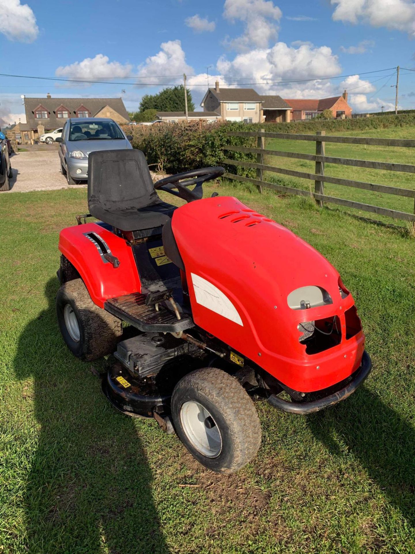 LAWNSTAR LS160H RIDE ON LAWN MOWER, RUNS, DRIVES AND CUTS, C/W GRASS DEFLECTOR *NO VAT*