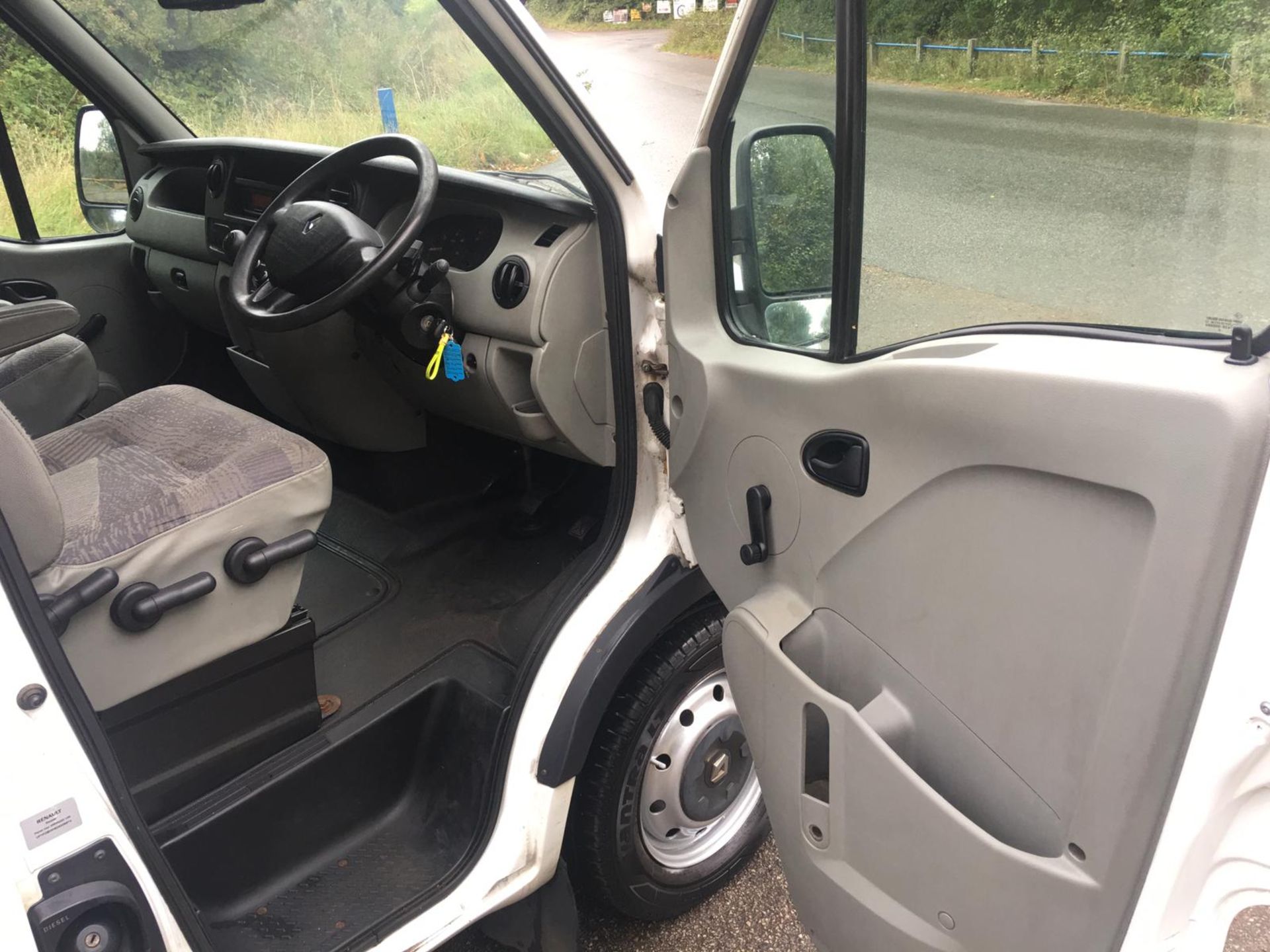 2006/56 REG RENAULT MASTER MM33 DCI 100 MWB MINIBUS 2.5 DIESEL, SHOWING 3 FORMER KEEPERS *NO VAT* - Image 19 of 38