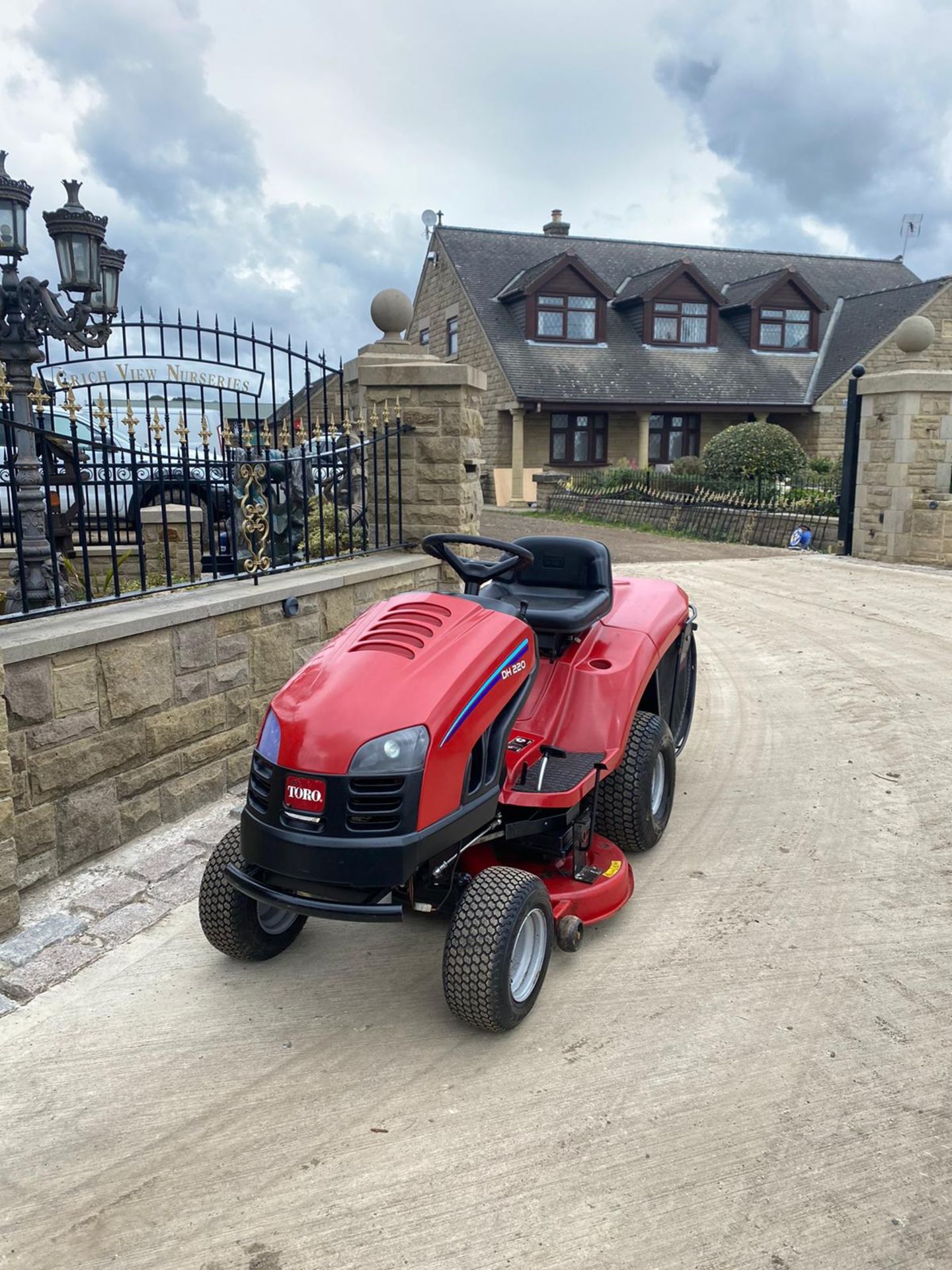 TORO DH220 RIDE ON LAWN MOWER, VERY GOOD CONDITION, V TWIN 22HP ENGINE, RUNS, WORKS & CUTS *NO VAT* - Image 2 of 6