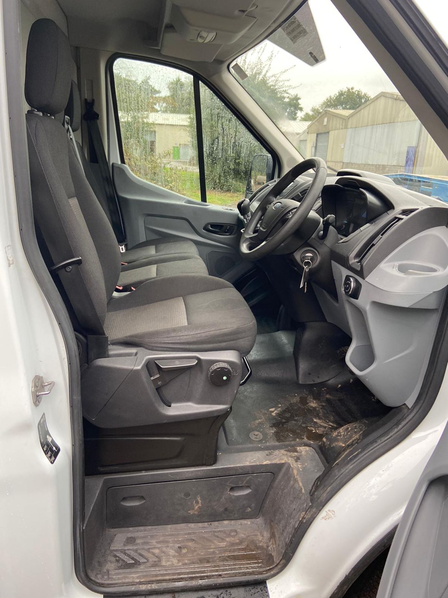 2017/17 REG FORD TRANSIT 350 2.0 DIESEL WHITE PANEL VAN, SHOWING 0 FORMER KEEPERS *PLUS VAT* - Image 7 of 8