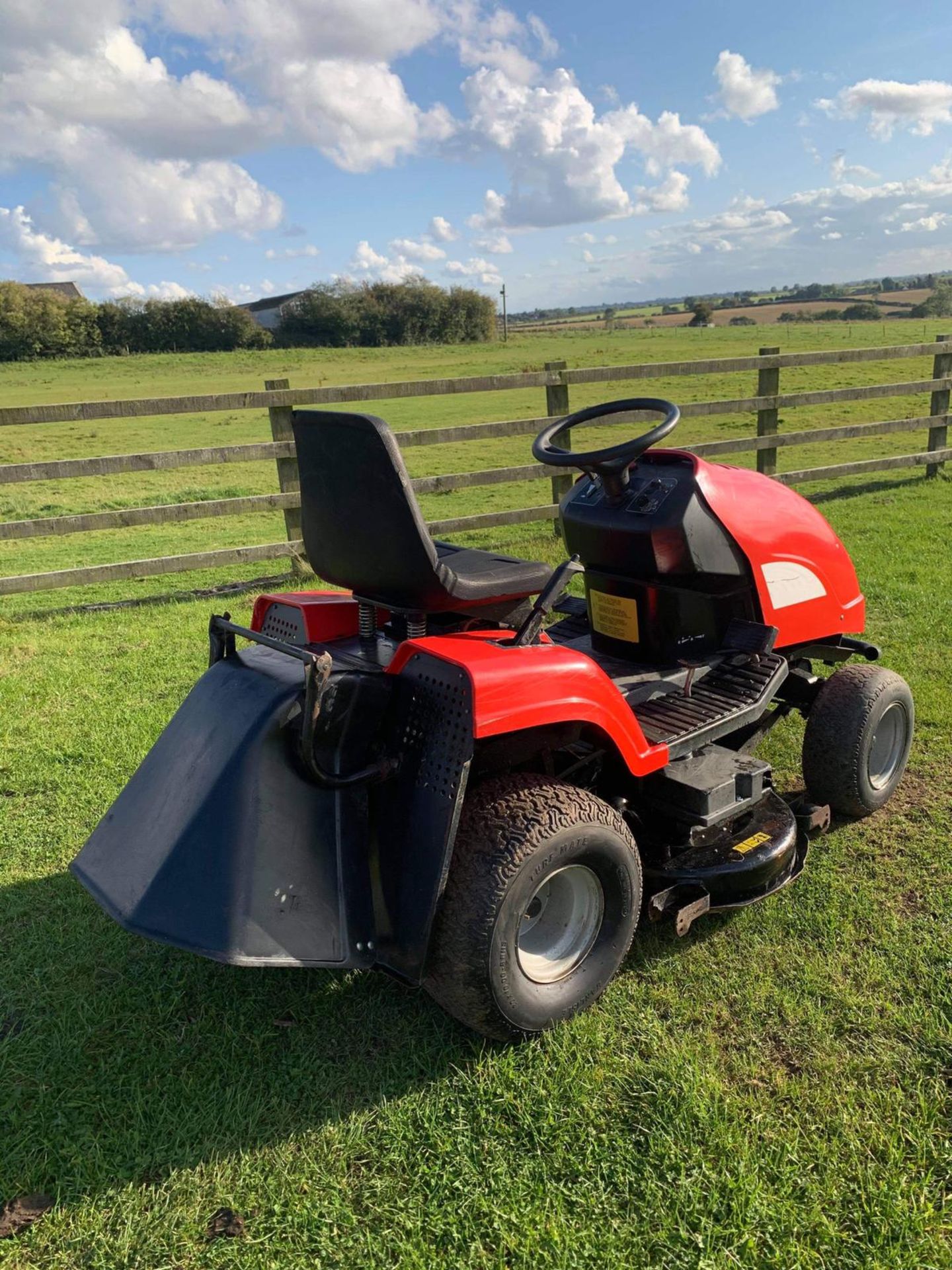 LAWNSTAR LS160H RIDE ON LAWN MOWER, RUNS, DRIVES AND CUTS, C/W GRASS DEFLECTOR *NO VAT* - Image 4 of 4