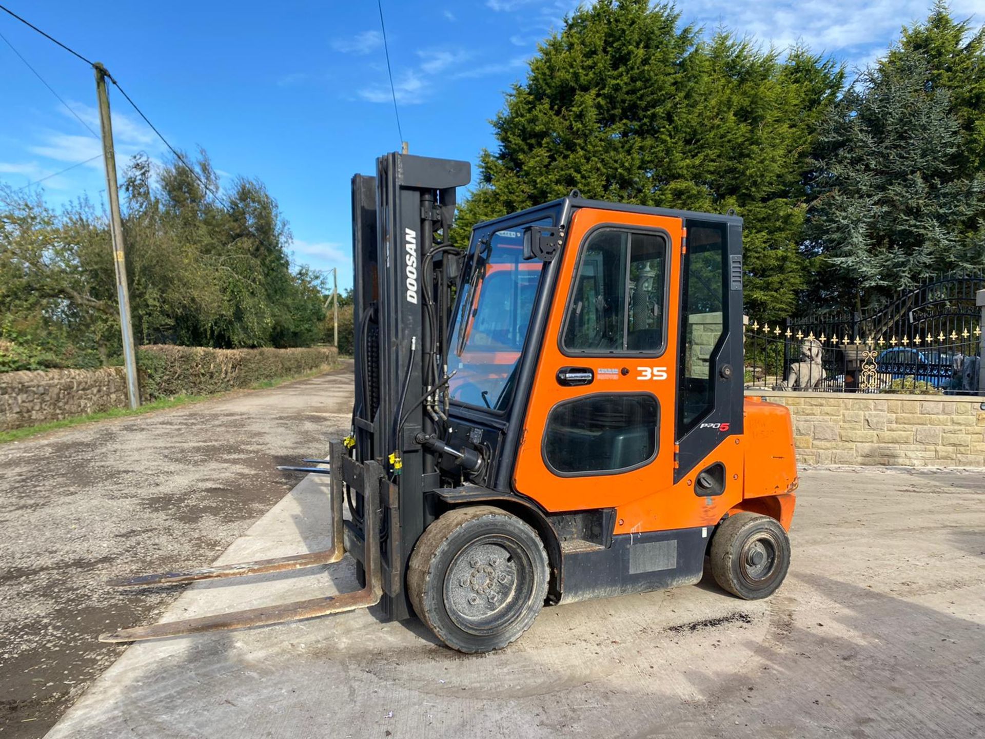 DOOSAN D3.5C-5 3 TON FORKLIFT, FULL GLASS CAB, YEAR 2012, IN GOOD CONDITION, RUNS, WORKS AND LIFTS - Image 5 of 13