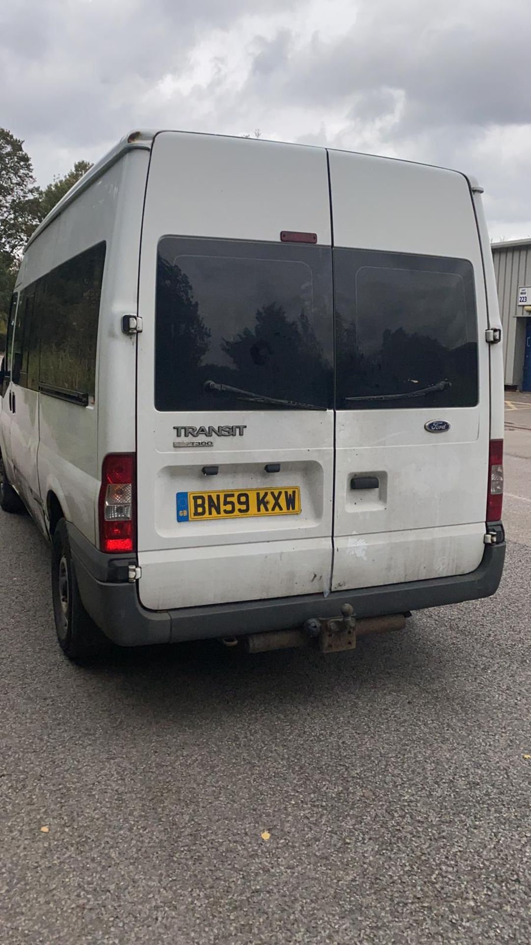 2009/59 REG FORD TRANSIT 115 T300M FWD 2.2 DIESEL MINIBUS, SHOWING 1 FORMER KEEPER *NO VAT* - Image 4 of 11