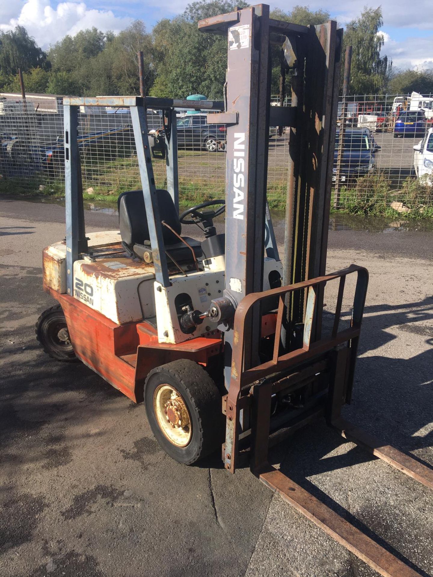 NISSAN 20 2 TON DIESEL FORKLIFT, RUNS, WORKS & LIFTS, GOOD BRAKES AND HANDBRAKE, SIDE SHIFT *NO VAT* - Image 2 of 15