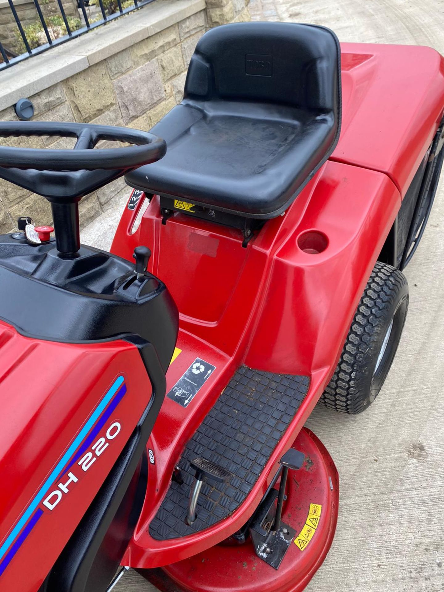 TORO DH220 RIDE ON LAWN MOWER, VERY GOOD CONDITION, V TWIN 22HP ENGINE, RUNS, WORKS & CUTS *NO VAT* - Image 3 of 6