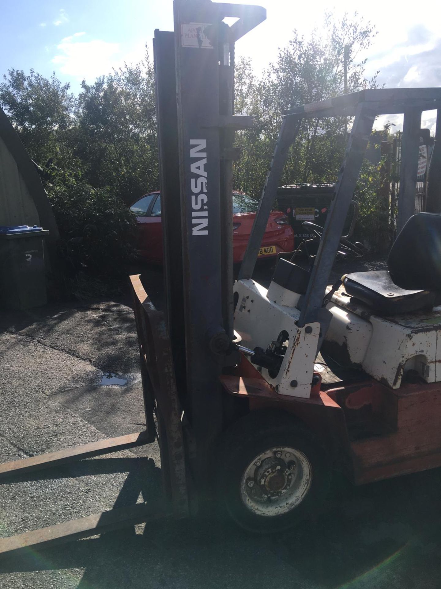 NISSAN 20 2 TON DIESEL FORKLIFT, RUNS, WORKS & LIFTS, GOOD BRAKES AND HANDBRAKE, SIDE SHIFT *NO VAT* - Image 12 of 15