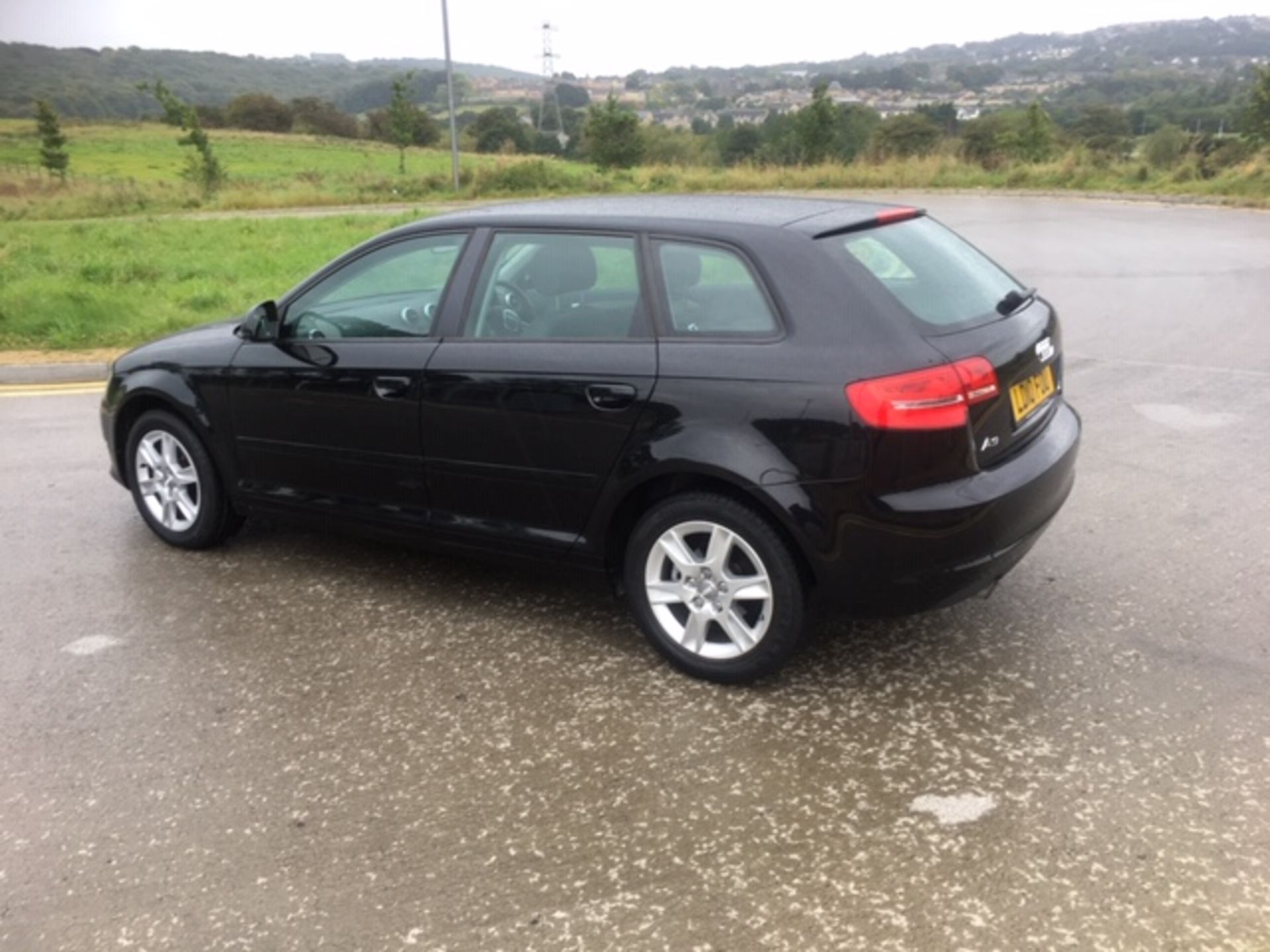 2010/10 REG AUDI A3 SE TDI S-A 1.6 DIESEL BLACK 5 DOOR HATCHBACK, SHOWING 3 FORMER KEEPERS *NO VAT* - Image 5 of 16