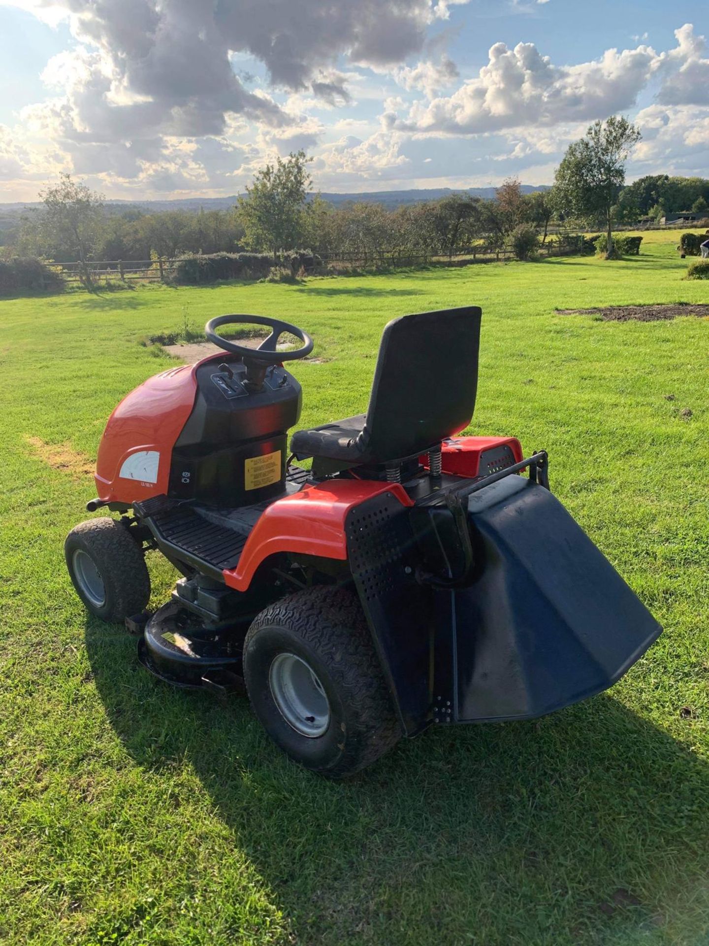 LAWNSTAR LS160H RIDE ON LAWN MOWER, RUNS, DRIVES AND CUTS, C/W GRASS DEFLECTOR *NO VAT* - Image 3 of 4