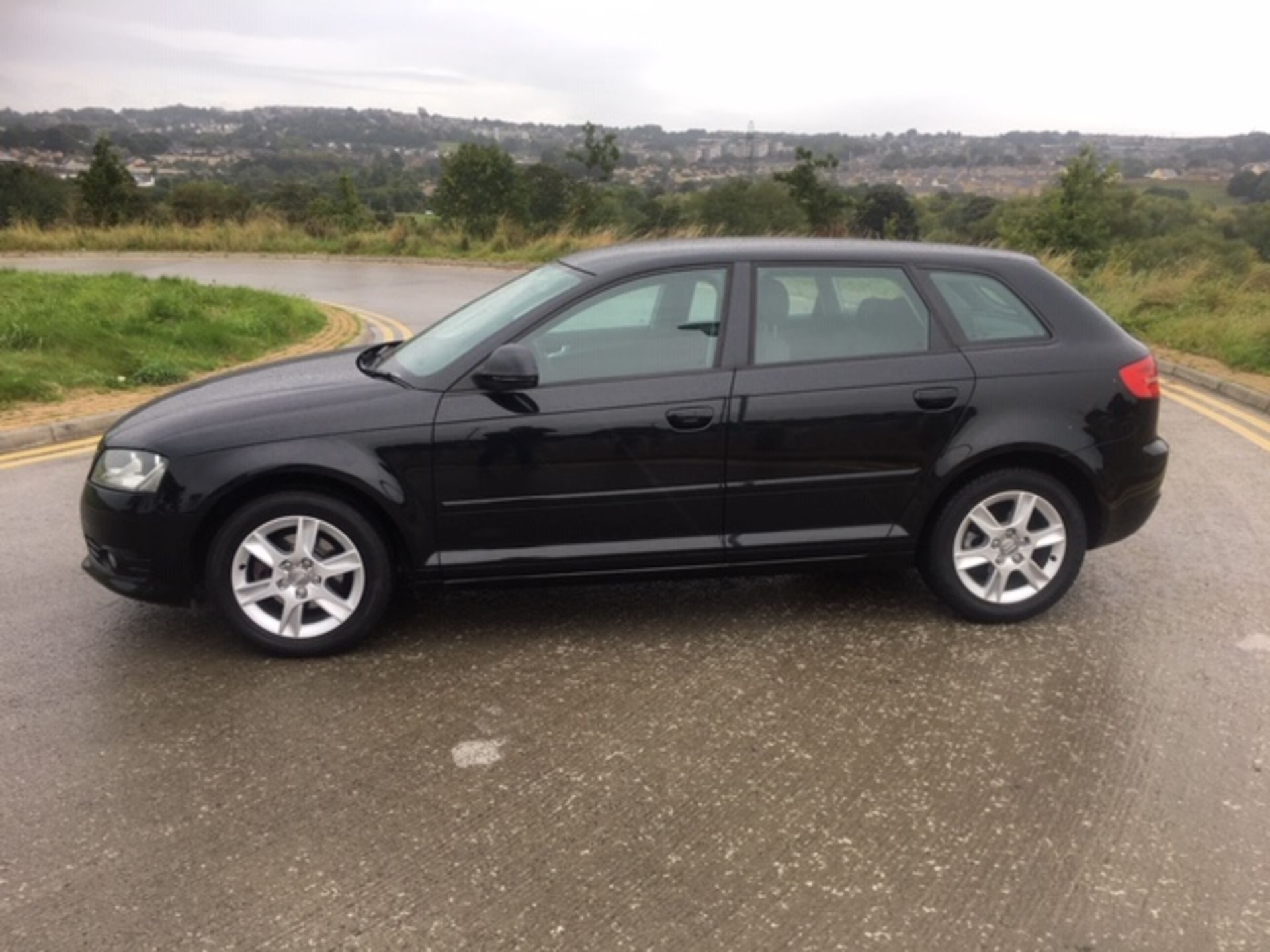 2010/10 REG AUDI A3 SE TDI S-A 1.6 DIESEL BLACK 5 DOOR HATCHBACK, SHOWING 3 FORMER KEEPERS *NO VAT* - Image 4 of 16