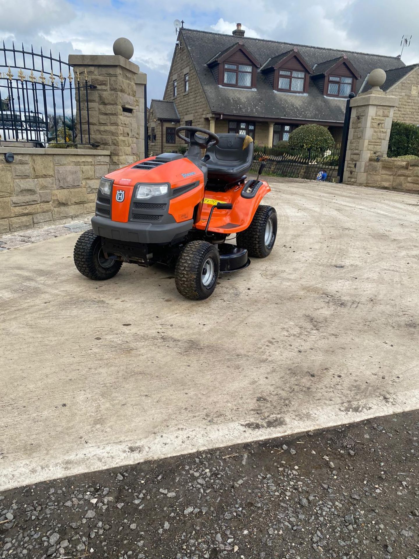 HUSQVARNA LT151 RIDE ON LAWN MOWER, RUNS, DRIVES AND CUTS, VERY CLEAN, KOHLER ENGINE *NO VAT* - Image 2 of 6