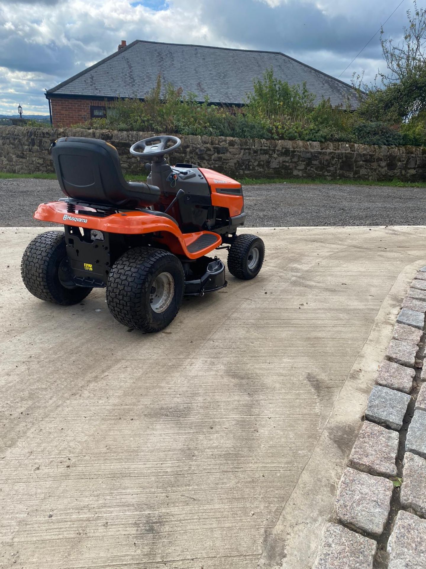 HUSQVARNA LT151 RIDE ON LAWN MOWER, RUNS, DRIVES AND CUTS, VERY CLEAN, KOHLER ENGINE *NO VAT* - Image 4 of 6