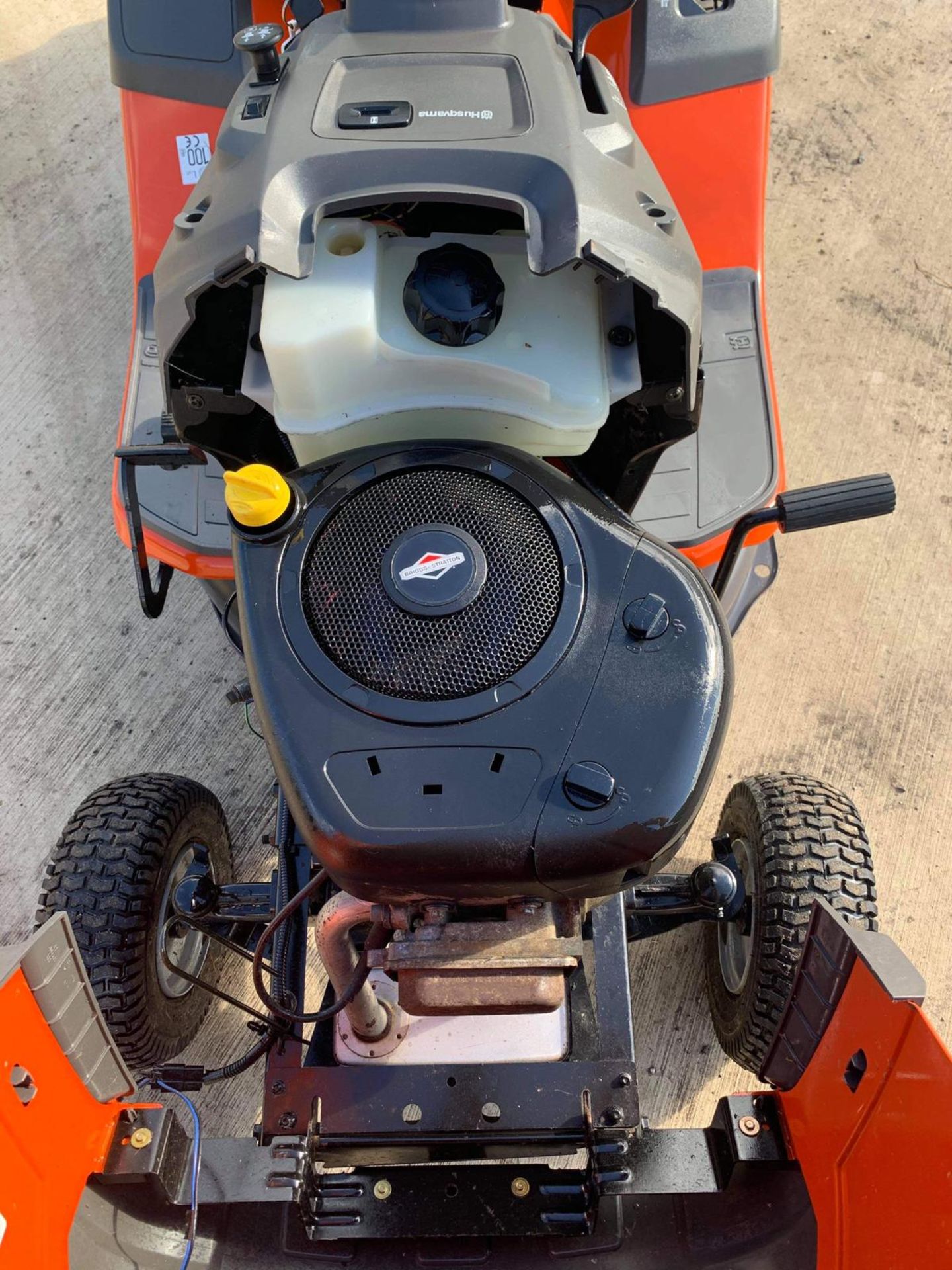 HUSQVARNA CTH 126 RIDE ON LAWN MOWER, RUNS, DRIVES AND CUTS, EX DEMO CONDITION, CLEAN MACHINE - Image 3 of 7