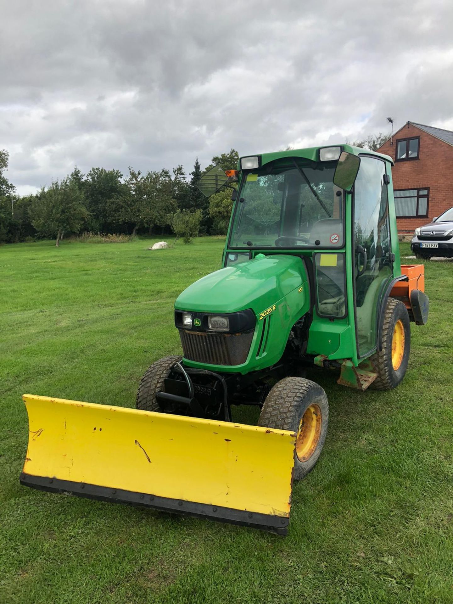 2014 JOHN DEERE 2025R TRACTOR, RUNS AND DRIVES, C/W BLADE AND GRITTER, BLADE TILTS (LEFT & RIGHT) - Image 2 of 4