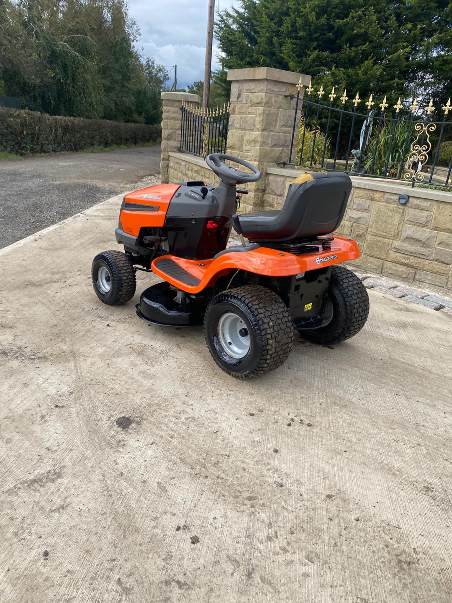 HUSQVARNA LT151 RIDE ON LAWN MOWER, RUNS, DRIVES AND CUTS, VERY CLEAN, KOHLER ENGINE *NO VAT* - Image 3 of 6