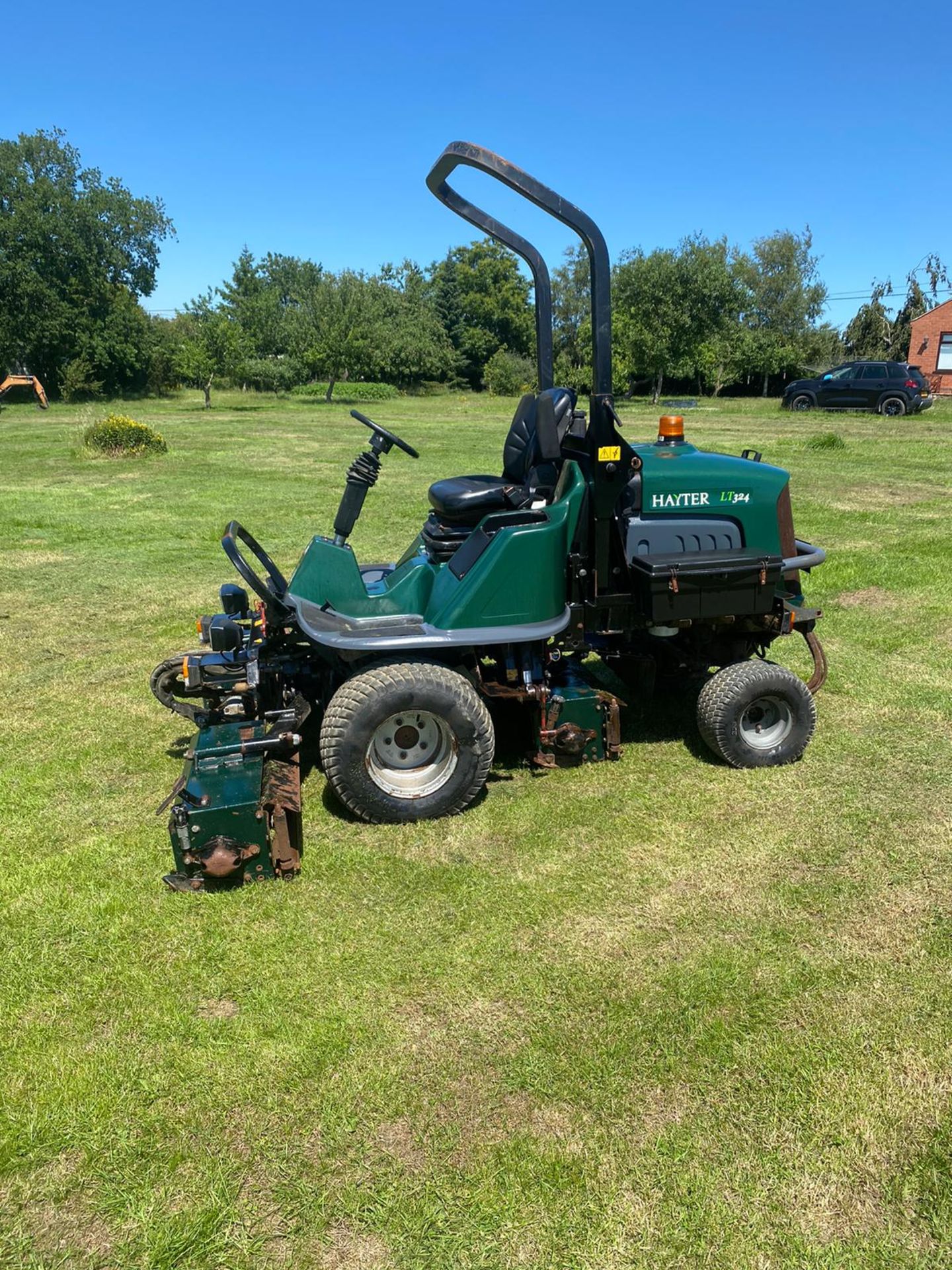 2009/09 REG HAYTER LT324 RIDE ON LAWN MOWER, 4 WHEEL DRIVE, HYDROSTATIC DRIVE *PLUS VAT* - Image 3 of 7