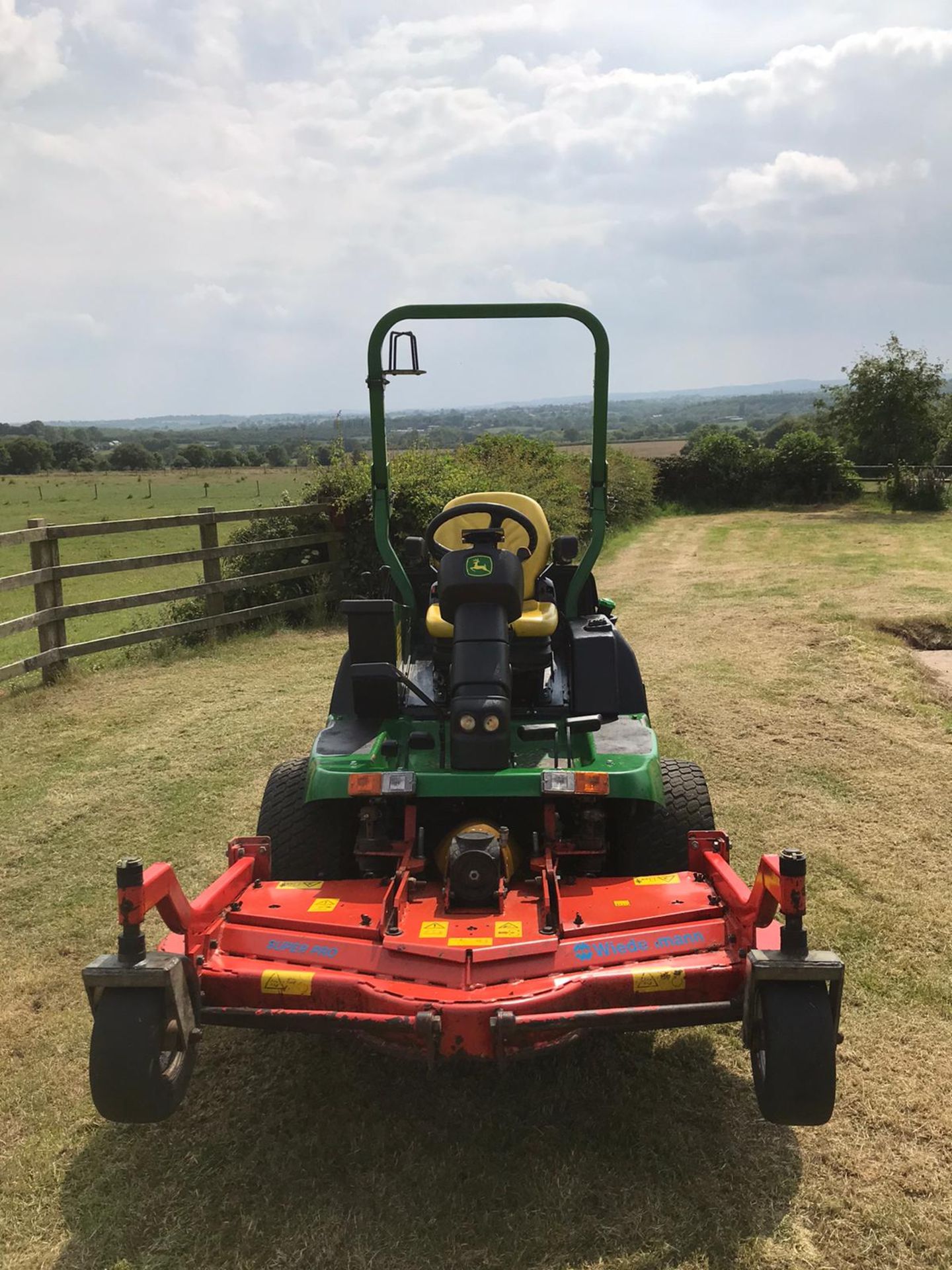 2016 JOHN DEERE 1580 C/W OUTFRONT MOWER DECK, RUNS, DRIVES & CUTS, ROAD REGISTERED - OTS *PLUS VAT* - Image 2 of 4