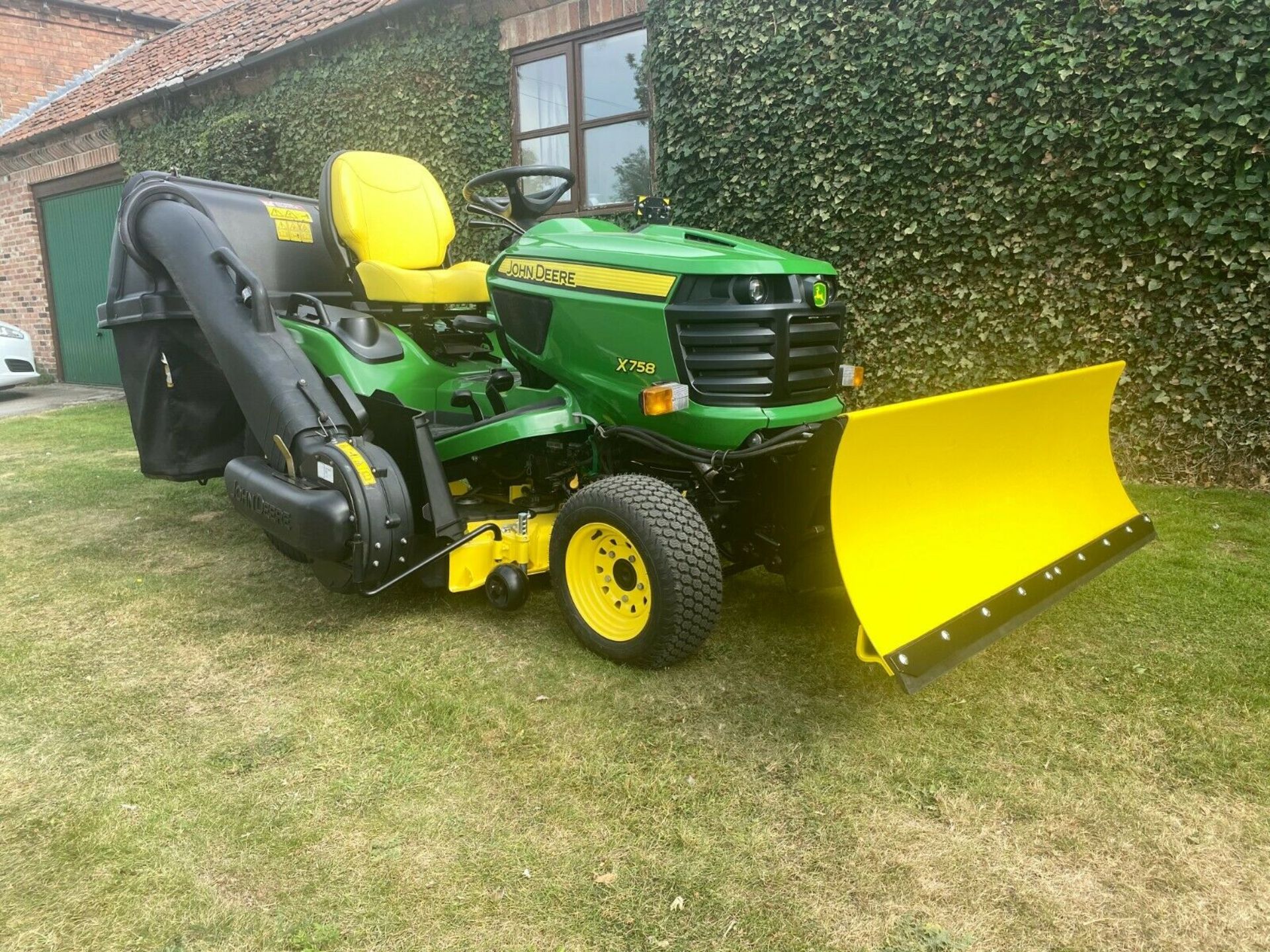 JOHN DEERE X758 ONLY 423 HOURS, EXCELLENT CONDITION, 4WD, C/W COLLECTOR & HYDRAULIC SNOW PLOUGH - Image 2 of 12