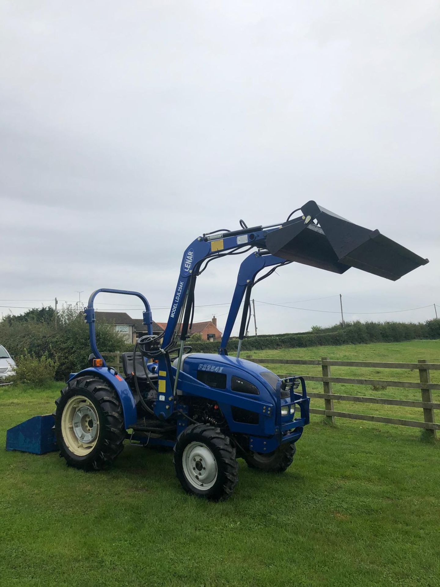 JIMNA FS254 TRACTOR WITH LOADER, RUNS, DRIVES AND DIGS, 4-IN-1 BUCKET, C/W TRANSPORT BOX, 460 HOURS - Image 2 of 6