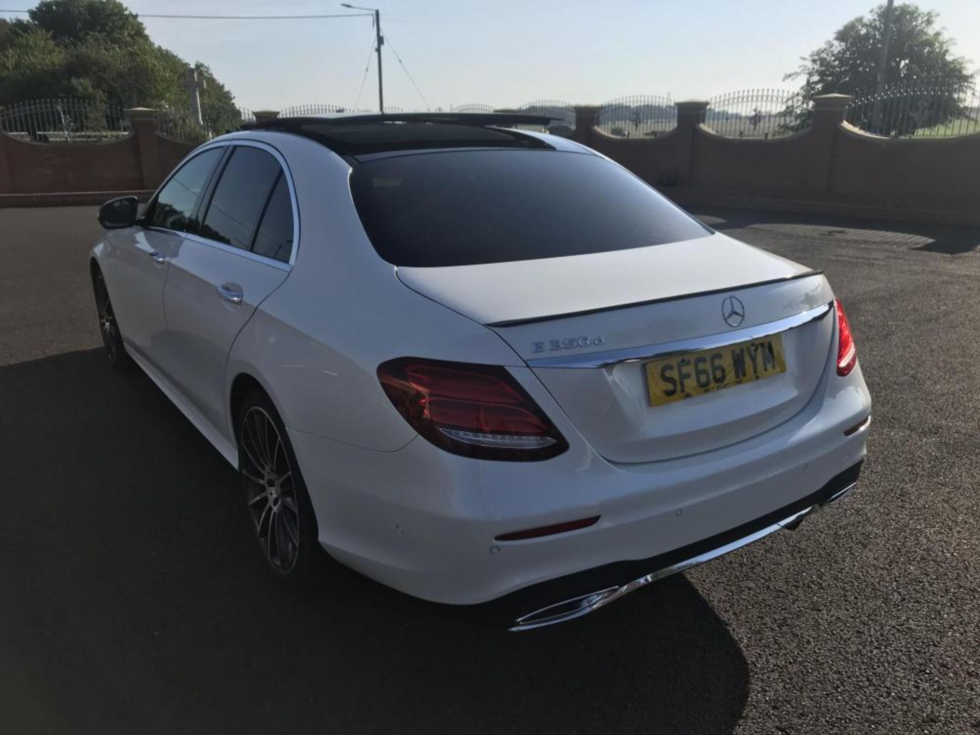 2016/66 REG MERCEDES E CLASS E 350 D AMG LINE PREMIUM 3.0L AUTOMATIC WHITE SALOON 255BHP *NO VAT* - Image 3 of 15