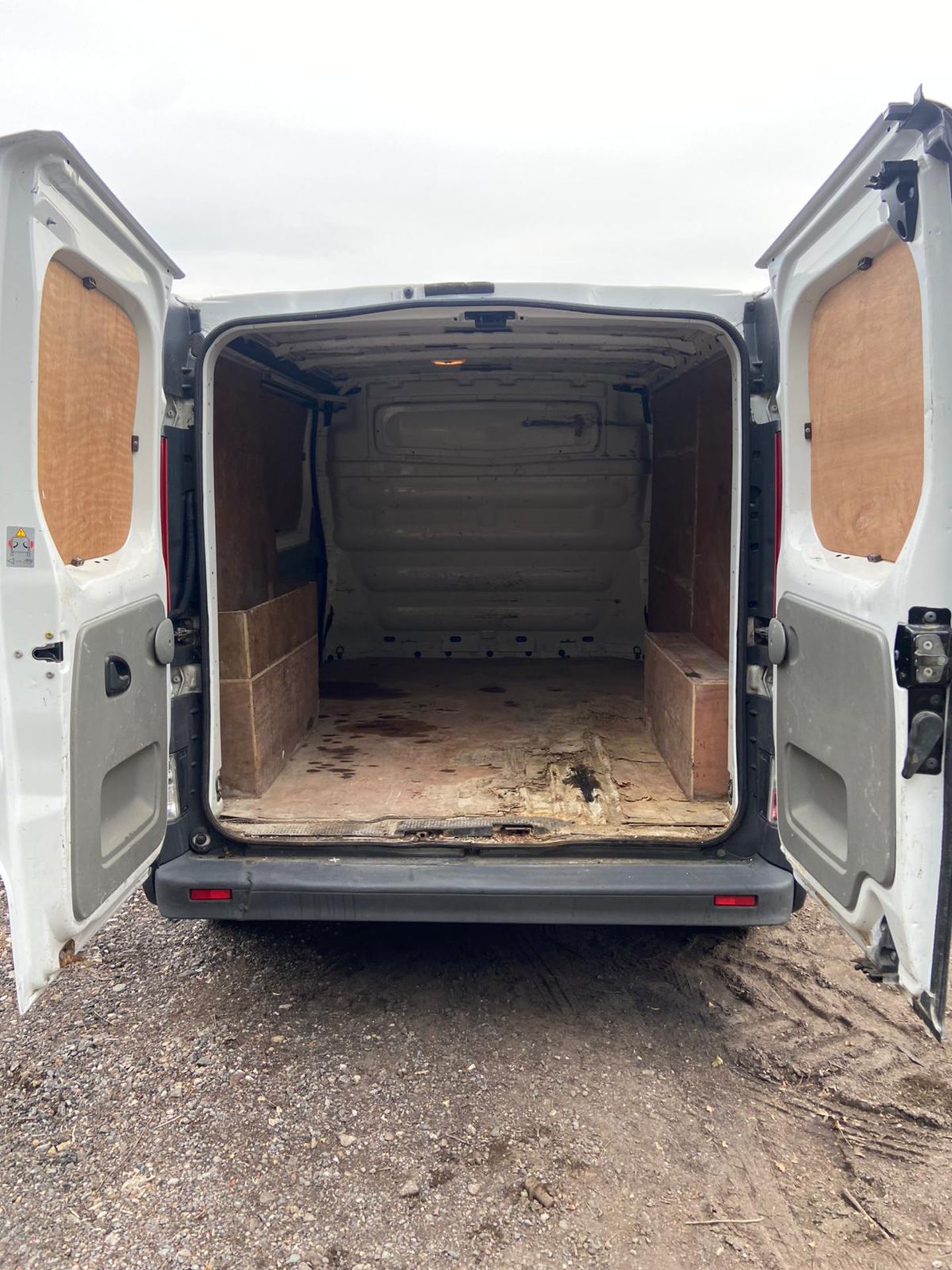 2013/13 REG RENAULT TRAFIC SL29 DCI 2.0 DIESEL WHITE PANEL VAN, SHOWING 1 FORMER KEEPER *NO VAT* - Image 9 of 10