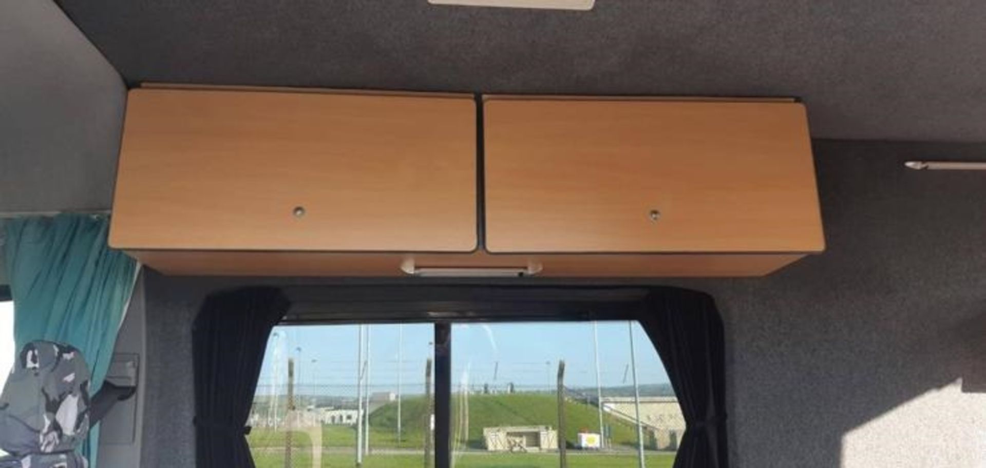 2008/08 REG VOLKSWAGEN CRAFTER CR35 109 MWB 2.5 DIESEL BLACK MOTORHOME, SHOWING 1 FORMER KEEPER - Image 5 of 12