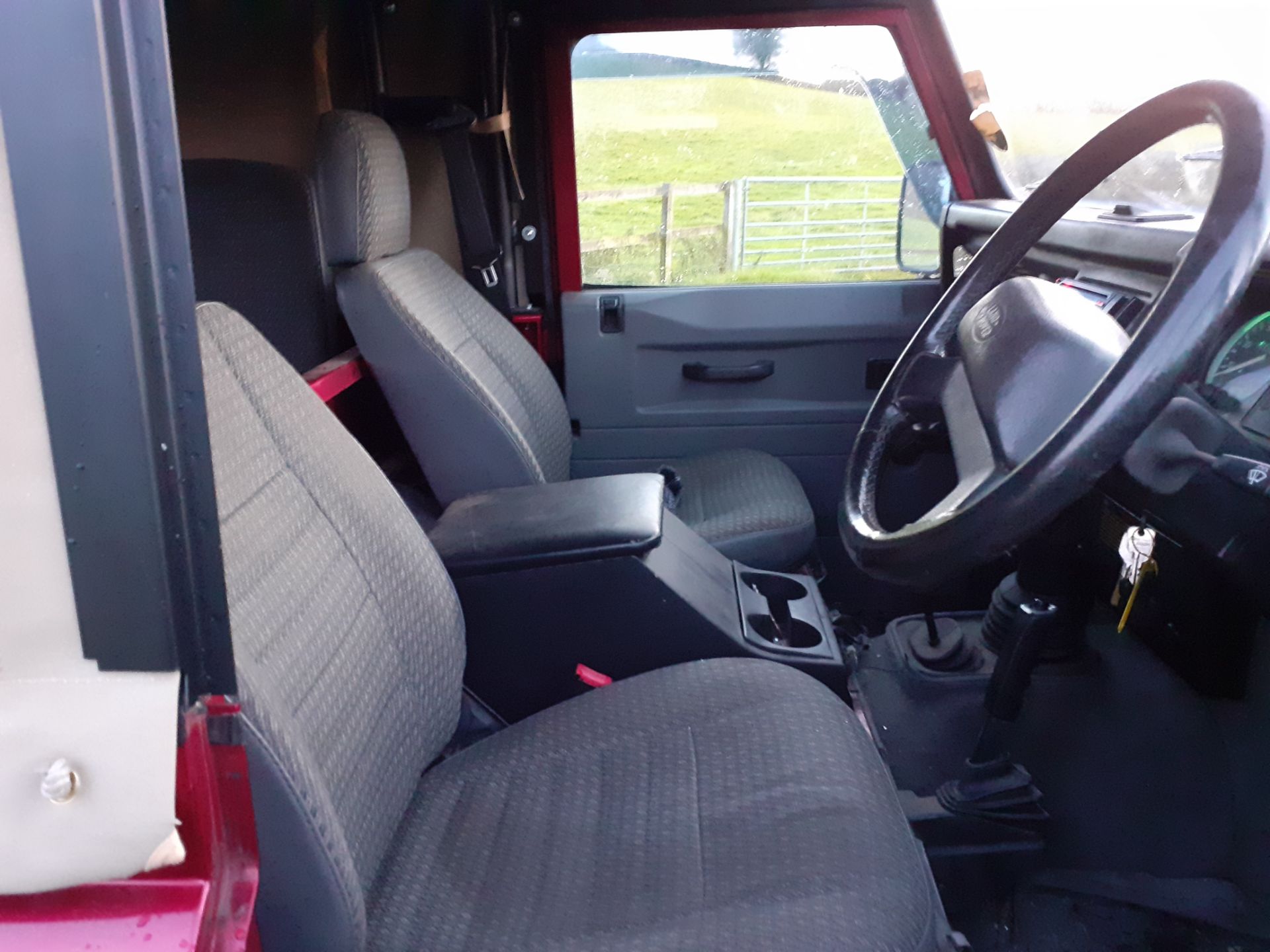 1998/R REG LAND ROVER DEFENDER 90 CSW TDI 95 RED CONVERTIBLE 6 SEATER, SHOWING 2 FORMER KEEPERS - Image 8 of 9