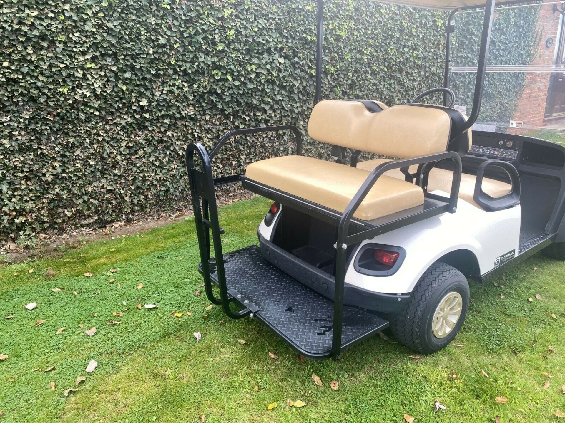 GOLF BUGGY CUSHMAN SHUTTLE 2 + 2, PETROL, 4 SEATER, ONLY 54 HOURS FROM NEW, PUCHASED NEW JUNE 2018 - Image 11 of 11