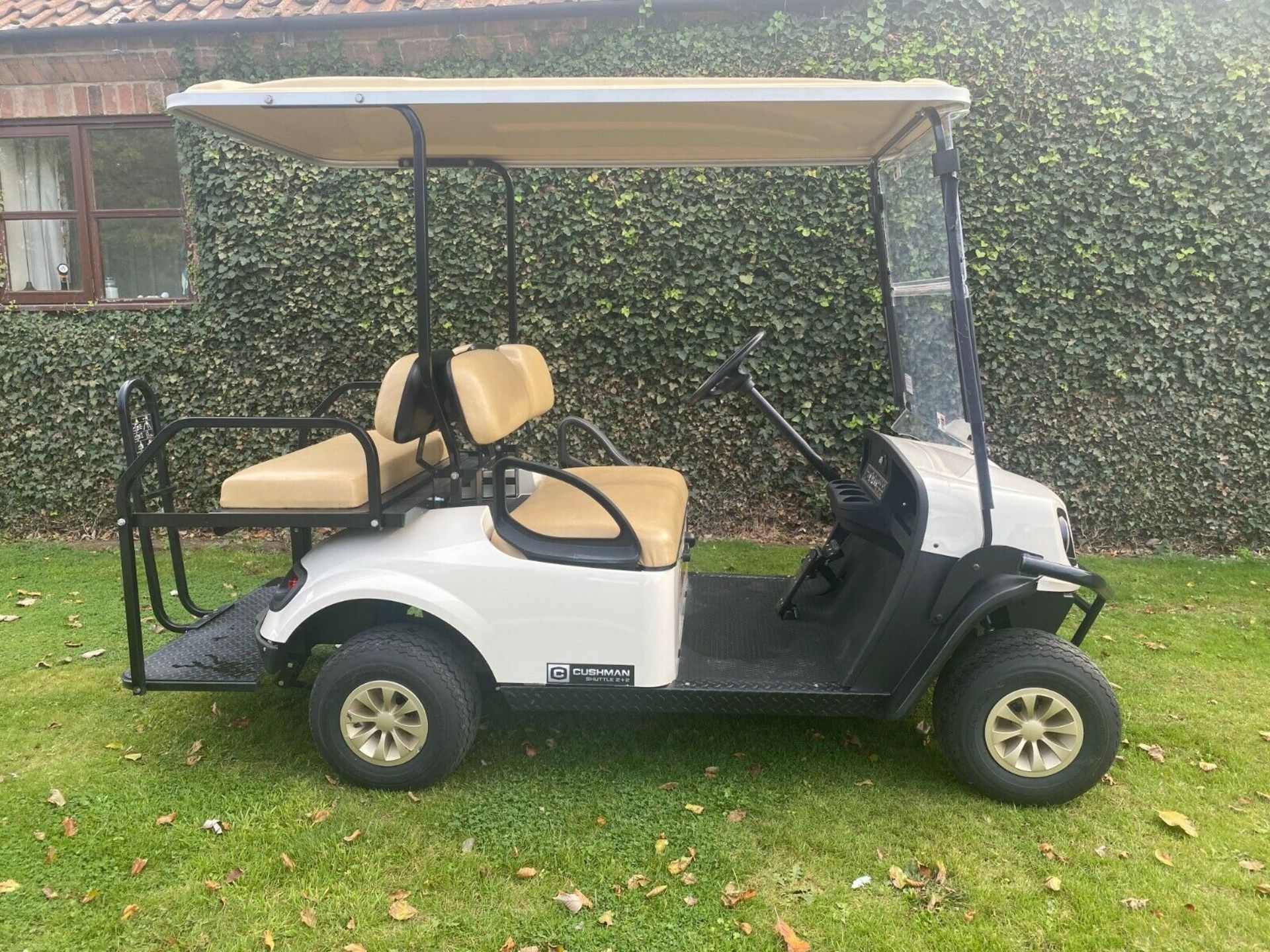 GOLF BUGGY CUSHMAN SHUTTLE 2 + 2, PETROL, 4 SEATER, ONLY 54 HOURS FROM NEW, PUCHASED NEW JUNE 2018 - Image 2 of 11