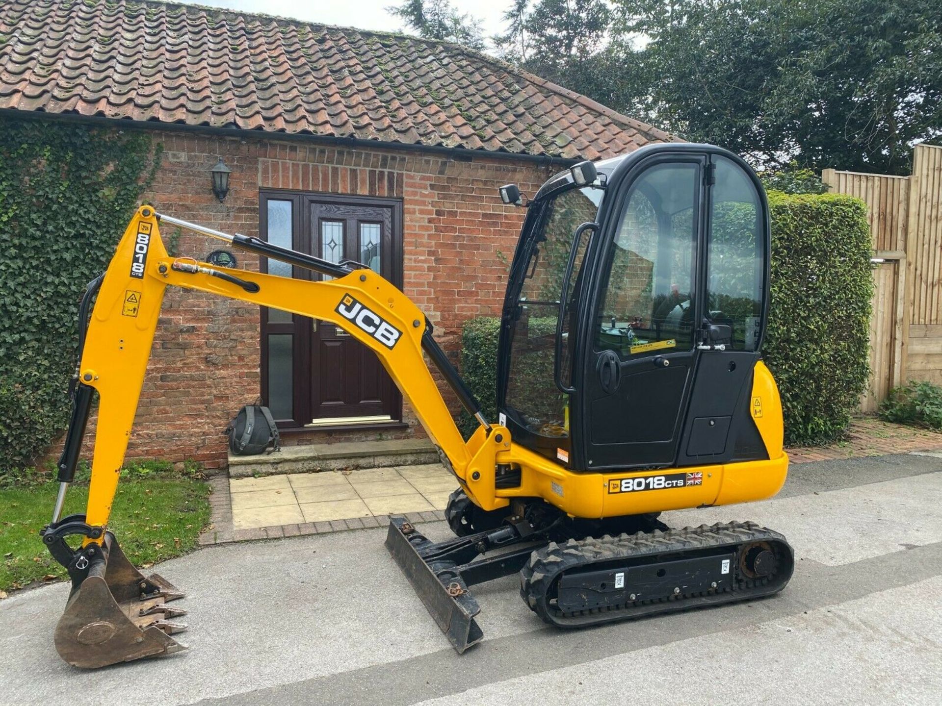 JCB MINI EXCAVATOR 8018 CTS, ONLY 236 HOURS FROM NEW, FULL CAB, 1 OWNER GENUINE *PLUS VAT*