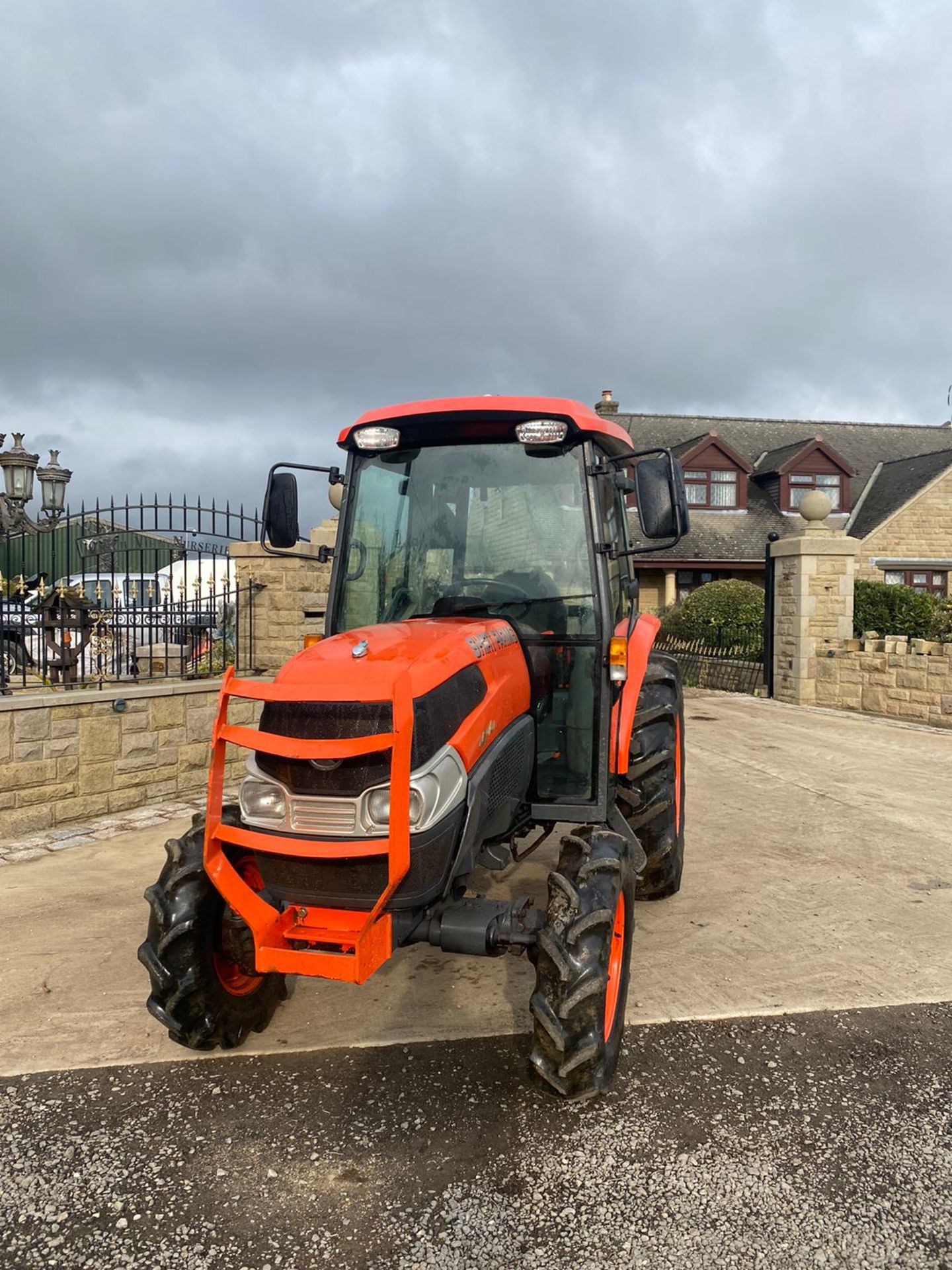 KUBOTA L4240 44HP TRACTOR, FULL GLASS CAB, LOW HOURS, GOOD TYRES, 4 WHEEL DRIVE, IN GOOD CONDITION - Image 3 of 8