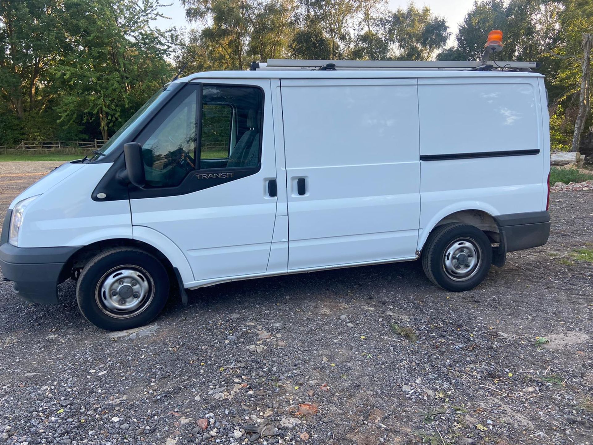 2012/62 REG FORD TRANSIT 100 T300 FWD 2.2 DIESEL WHITE PANEL VAN, SHOWING 0 FORMER KEEPERS *PLUS VAT - Image 2 of 7