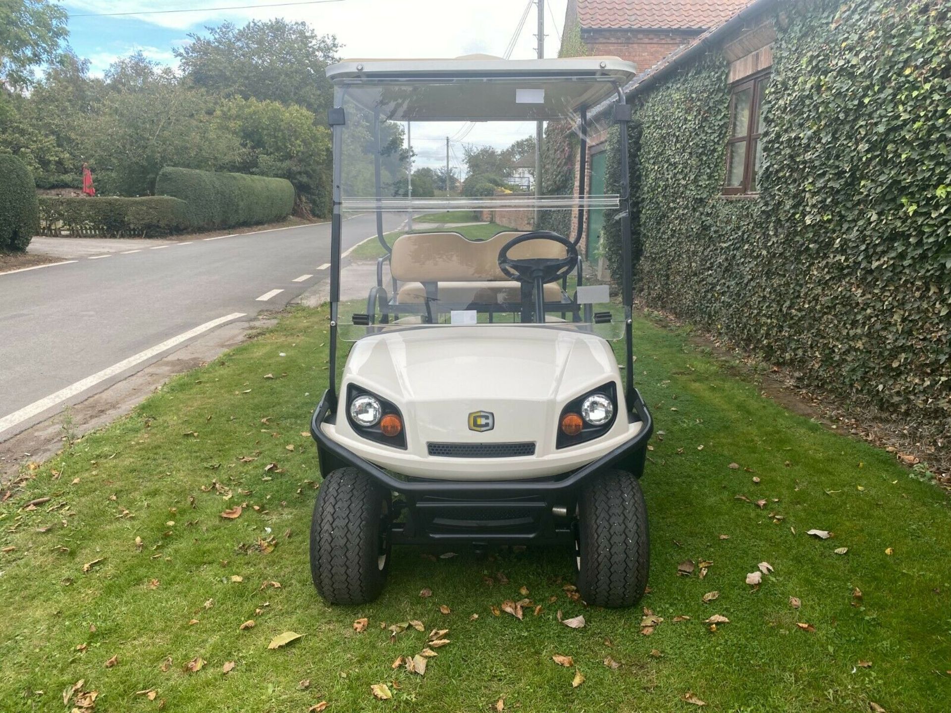 GOLF BUGGY CUSHMAN SHUTTLE 2 + 2, PETROL, 4 SEATER, ONLY 54 HOURS FROM NEW, PUCHASED NEW JUNE 2018 - Image 10 of 11