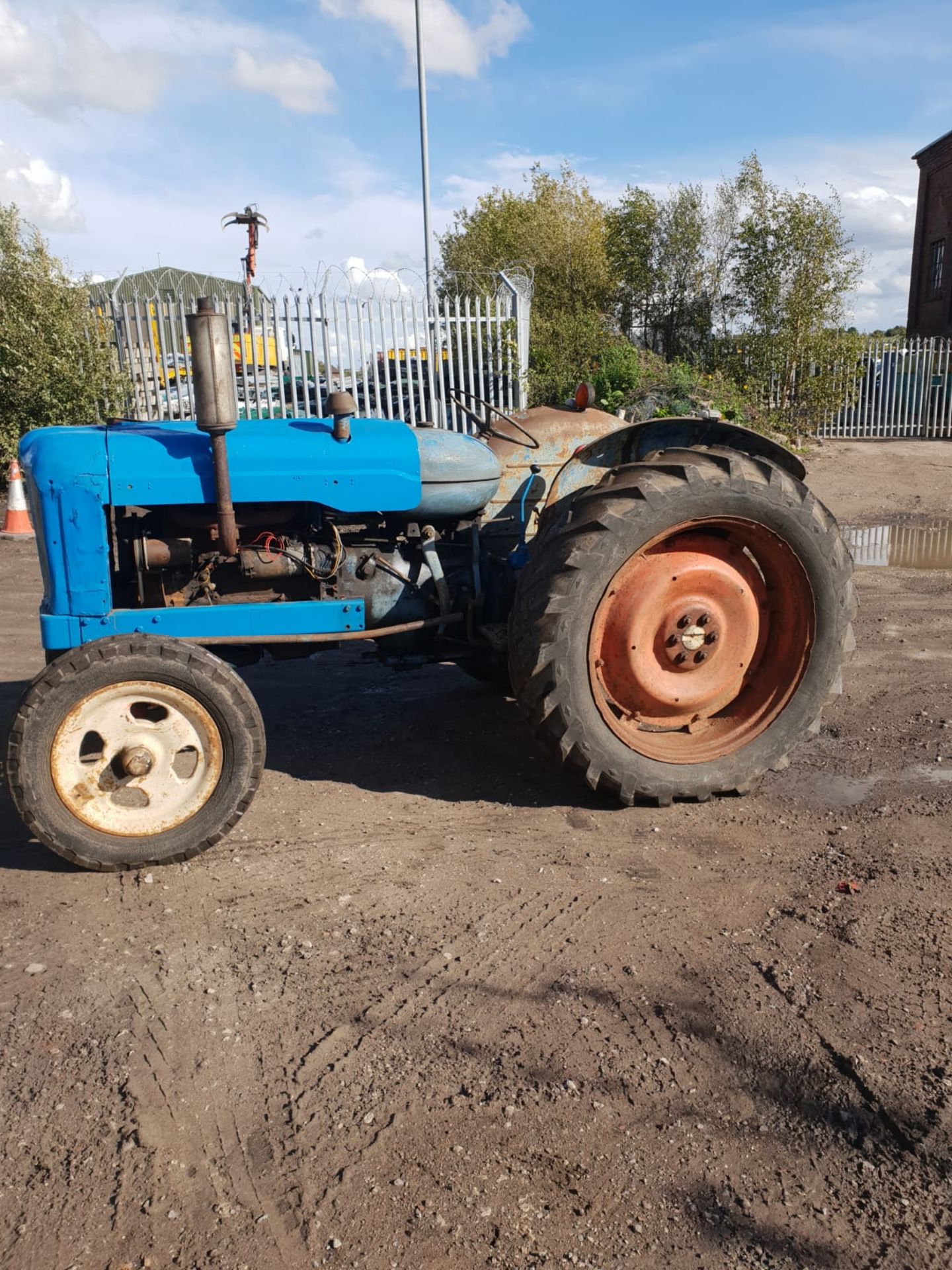 FORDSON MAJOR DIESEL TRACTOR, STARTS, RUNS AND DRIVES PTO AND HYDRAULICS WORK FINE *NO VAT* - Image 2 of 7