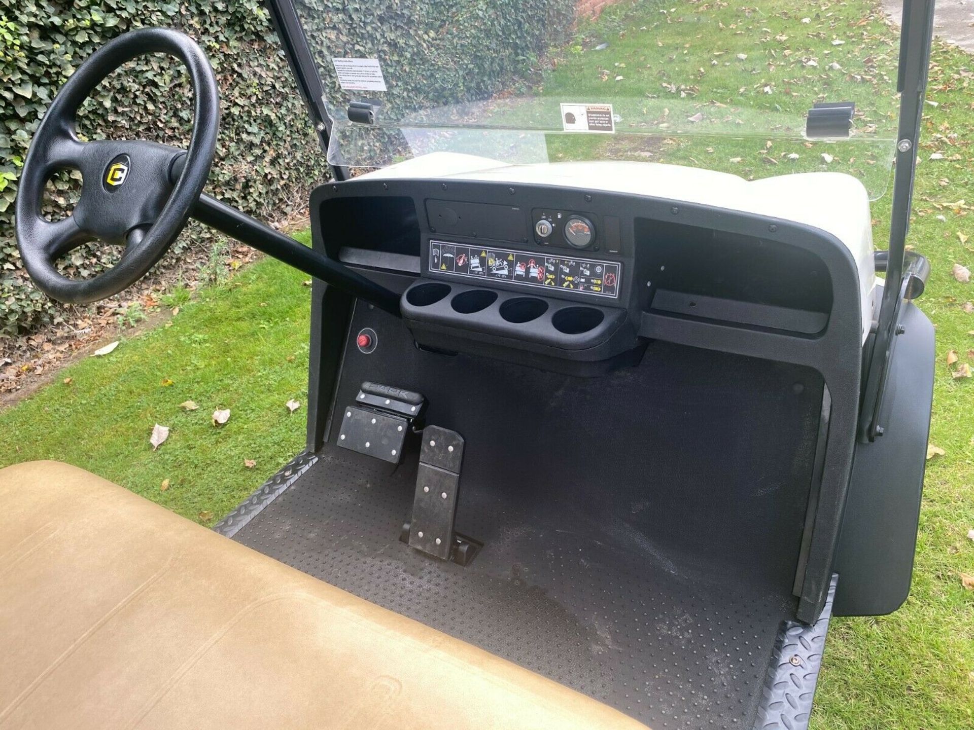 GOLF BUGGY CUSHMAN SHUTTLE 2 + 2, PETROL, 4 SEATER, ONLY 54 HOURS FROM NEW, PUCHASED NEW JUNE 2018 - Image 8 of 11