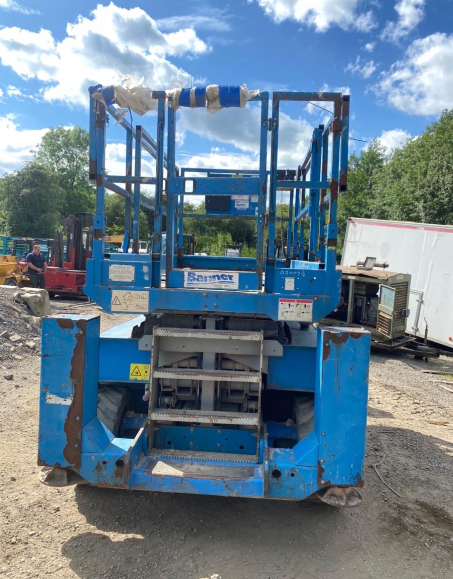 2007 GENIE GS-3268 SCISSOR LIFT, RUNS, DRIVES AND LIFTS, SHOWING 2950 HOURS 4X4 *PLUS VAT* - Image 3 of 9