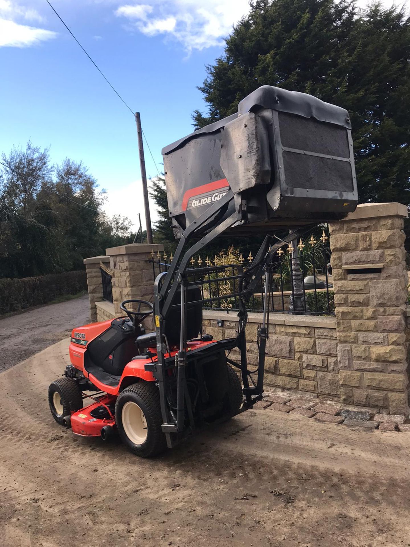 KUBOTA G18 RIDE ON LAWN MOWER, RUNS, DRIVES AND CUTS, HIGH TIP COLLECTOR, 1095 HOURS *NO VAT* - Image 2 of 5