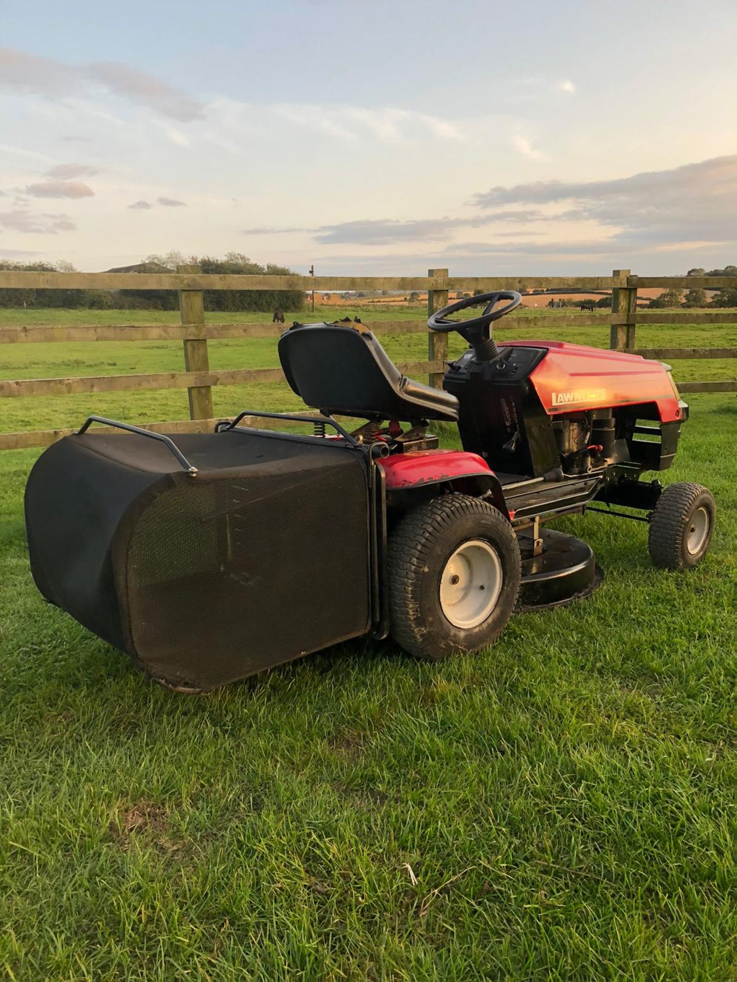 LAWNFLITE 604 RIDE ON LAWN MOWER, RUNS, DRIVES AND CUTS *NO VAT* - Image 4 of 4