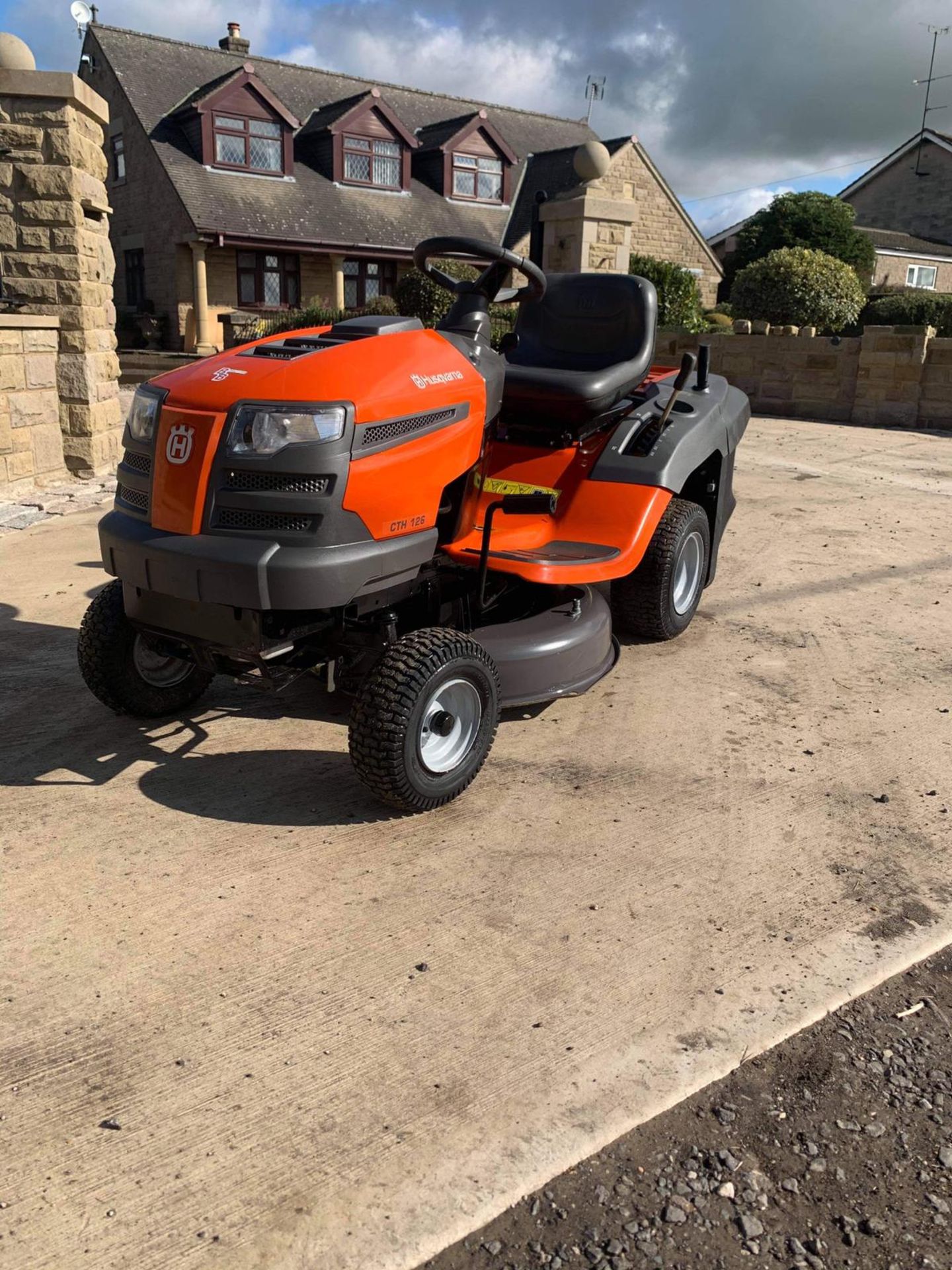 HUSQVARNA CTH 126 CLEAN MACHINE LAWN MOWER, EX DEMO CONDITION *PLUS VAT* - Image 6 of 7